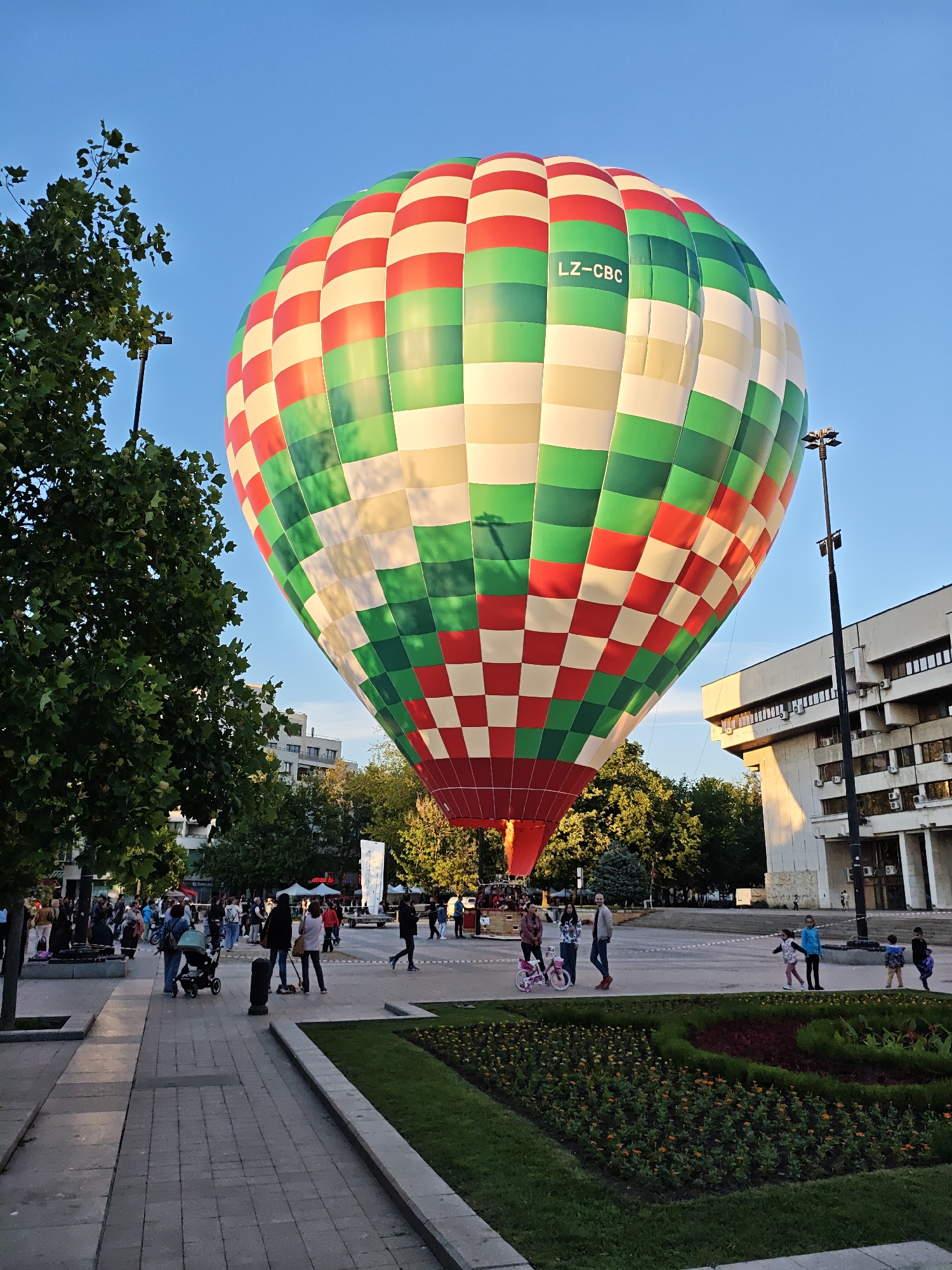 Hot air balloon spotted over public square in Ruse, Bulgaria