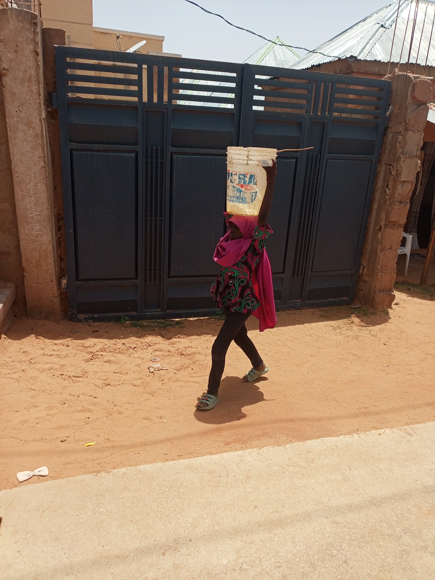 Daily life moments captured across Abarakan, Niger neighborhood