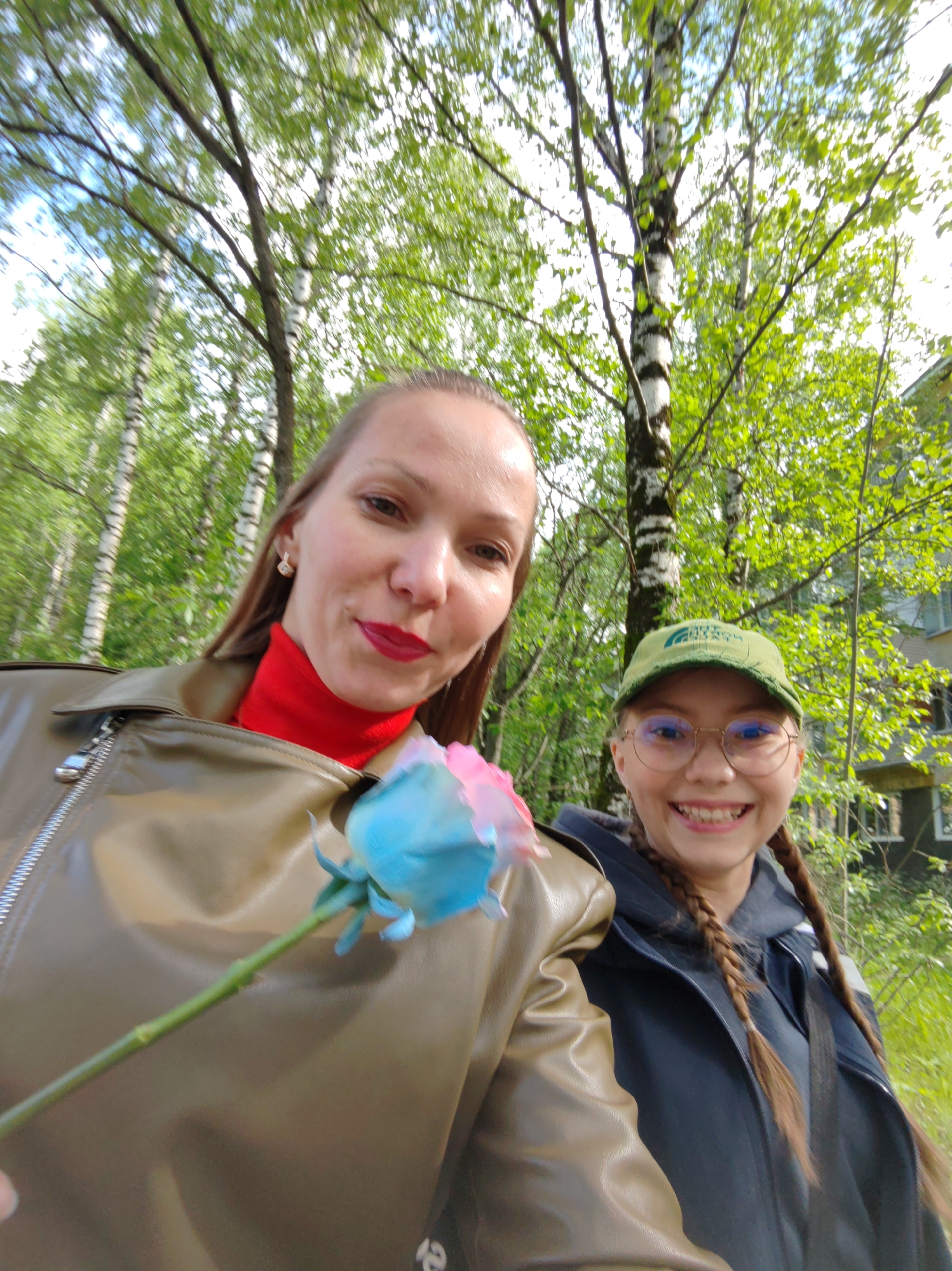 Sunny day park activities documented in Syktyvkar, Russia