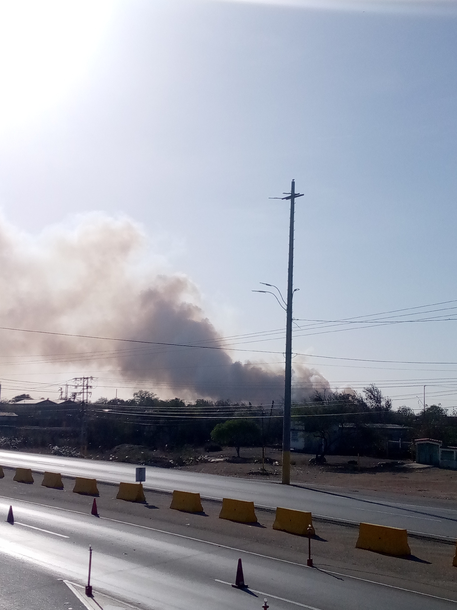 Heavy smoke fills sky over El Dátil, Venezuela roads