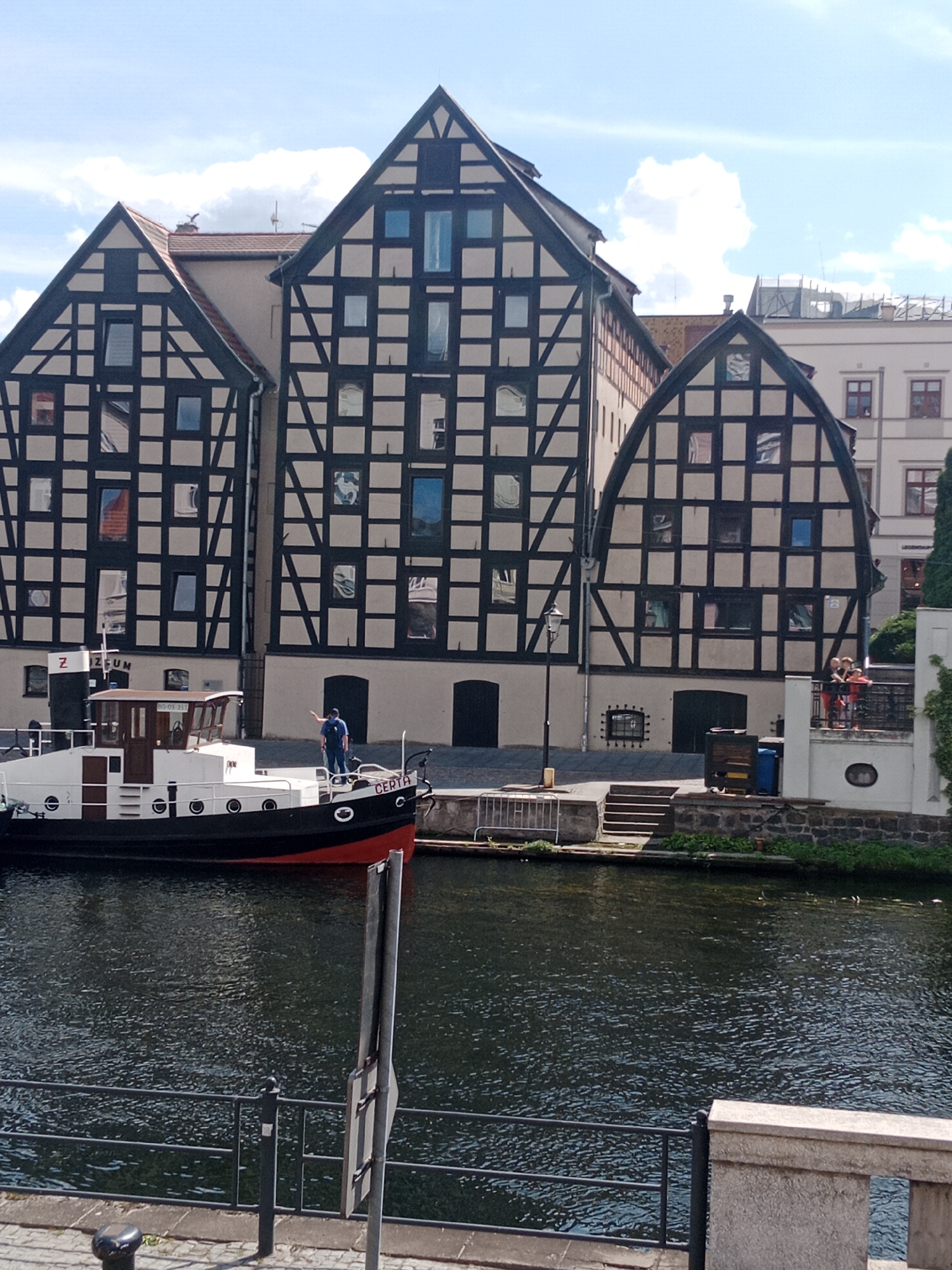 Strolling Bydgoszcz's Młynówka canal past pink historic architecture