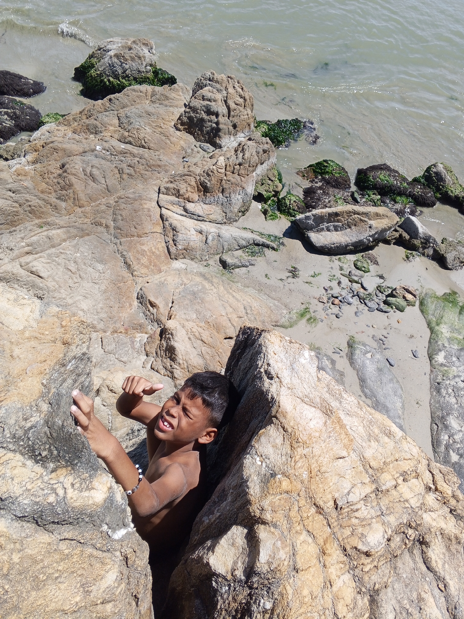 Family beach day documented in Juan Griego, Venezuela