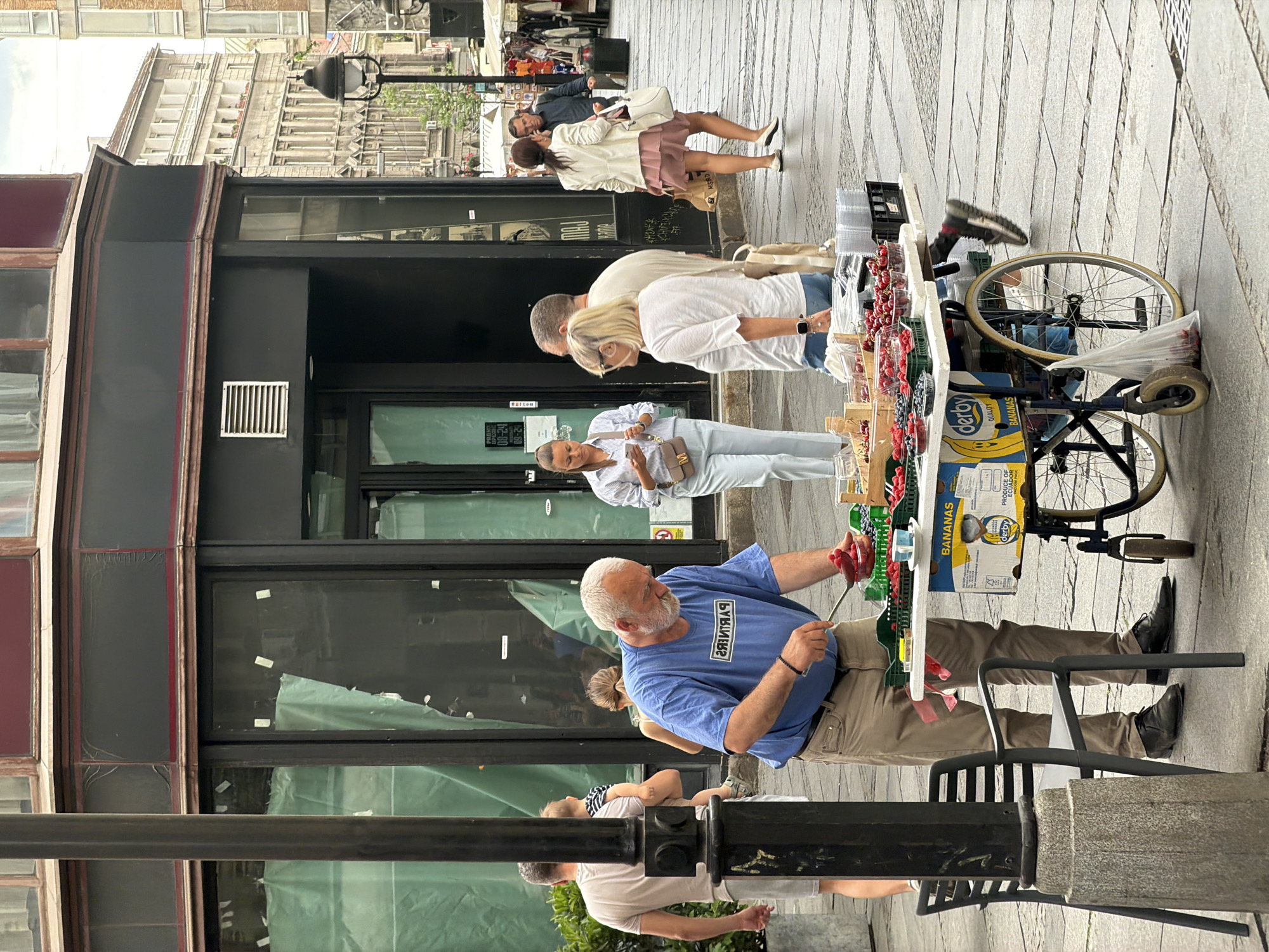 Street vendors, fountains, and everyday moments in Belgrade