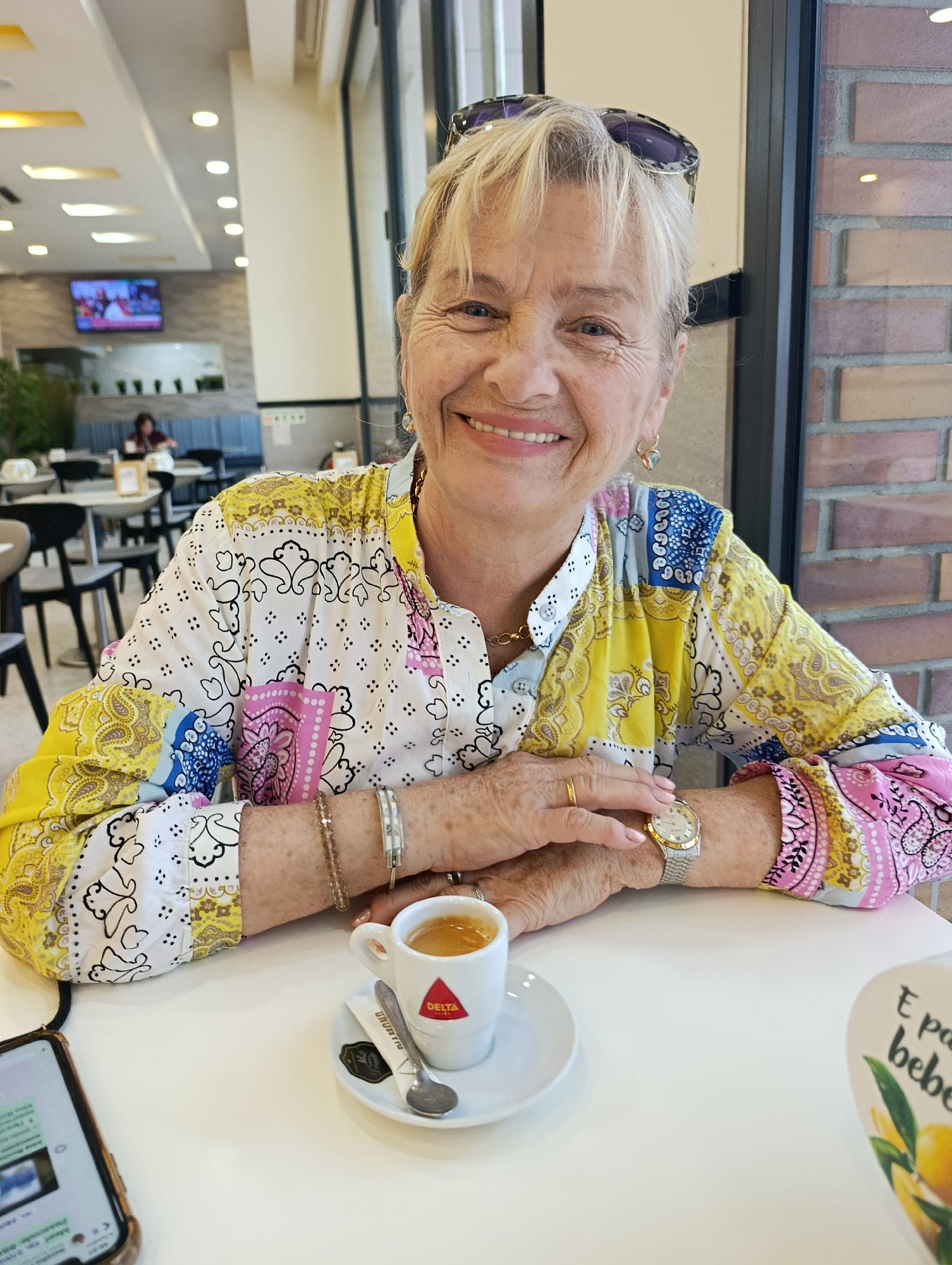 Afternoon pastry and gelato browsing at a café in Odivelas
