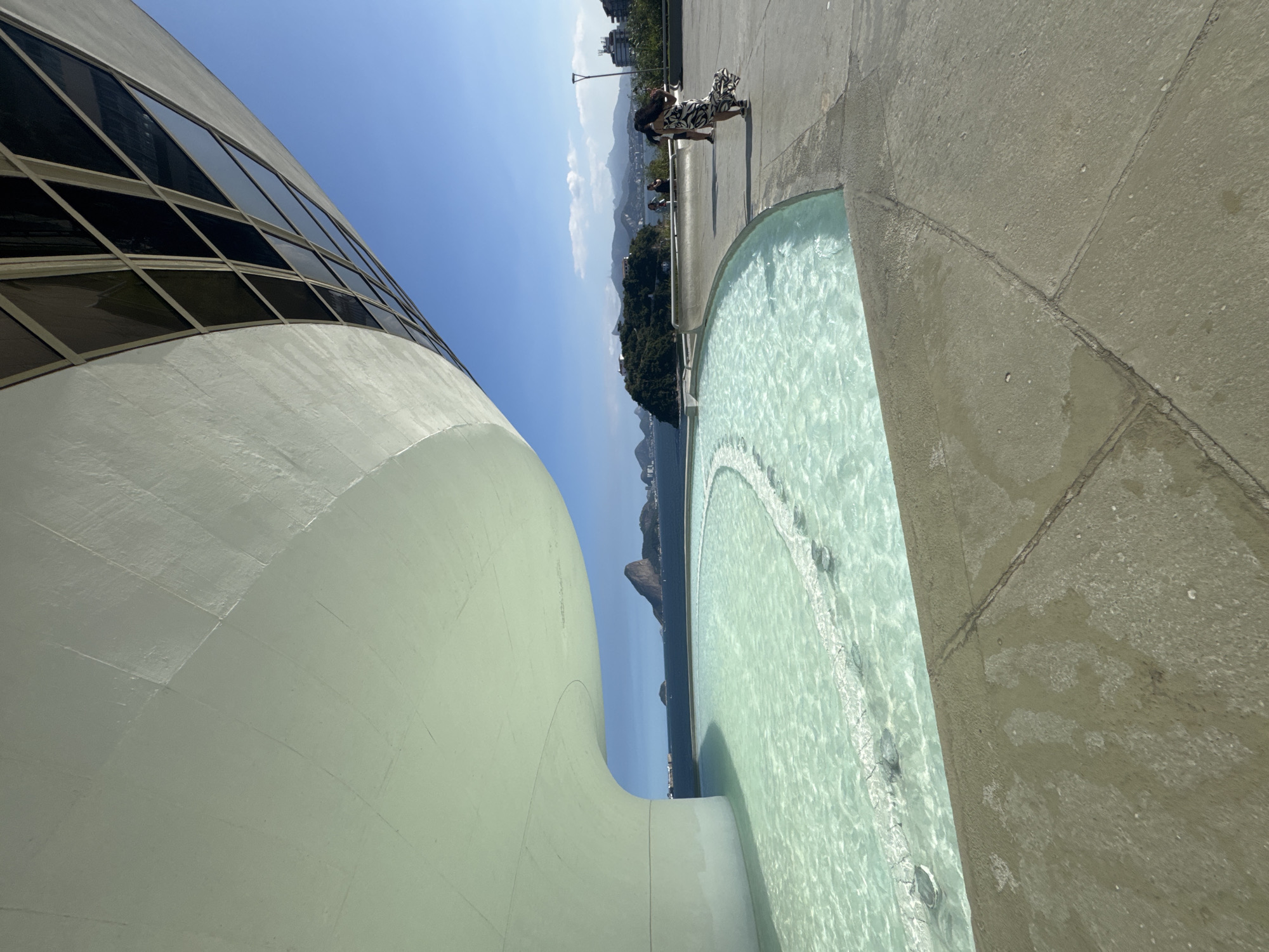 Niemeyer's MAC museum on a clear Niterói afternoon