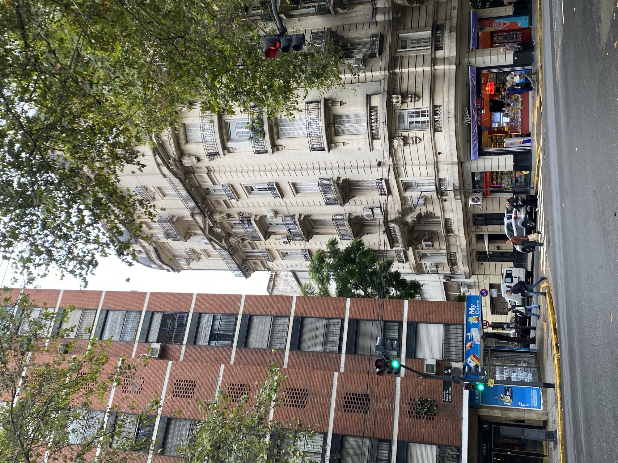 Buenos Aires street scene captured with multi-story building