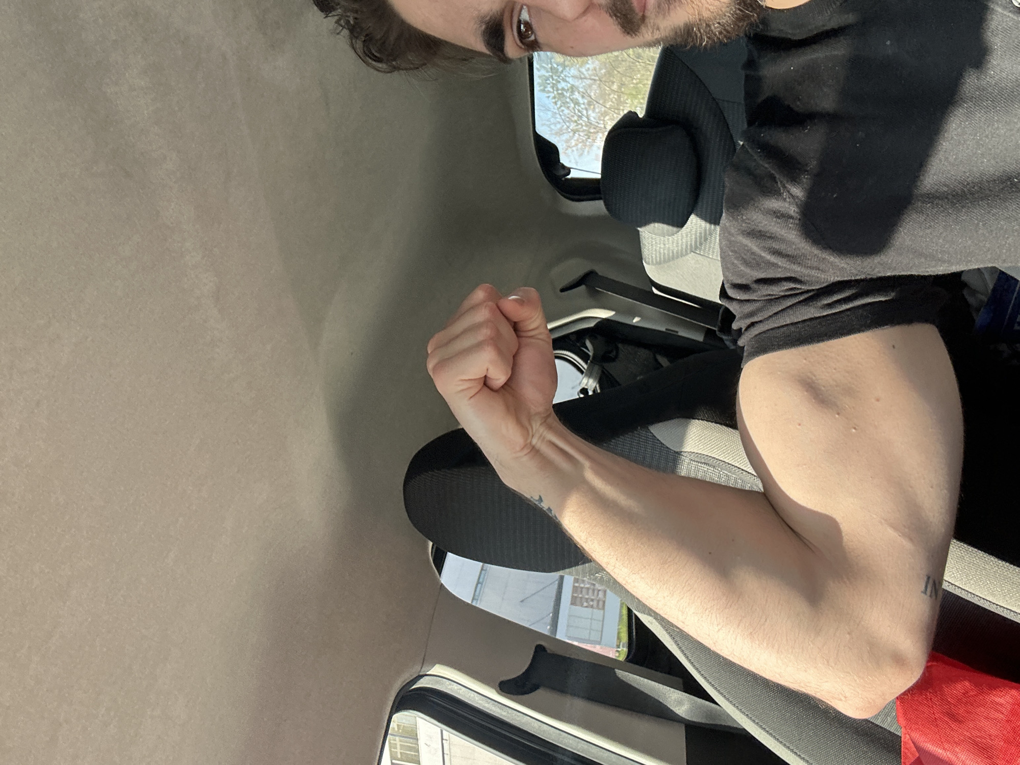 Man photographed flexing tattooed arm inside car in Volketswil