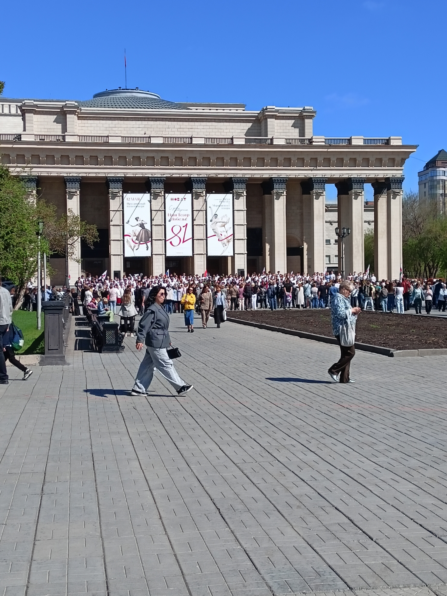 Morning commute and memorial visit documented in Novosibirsk