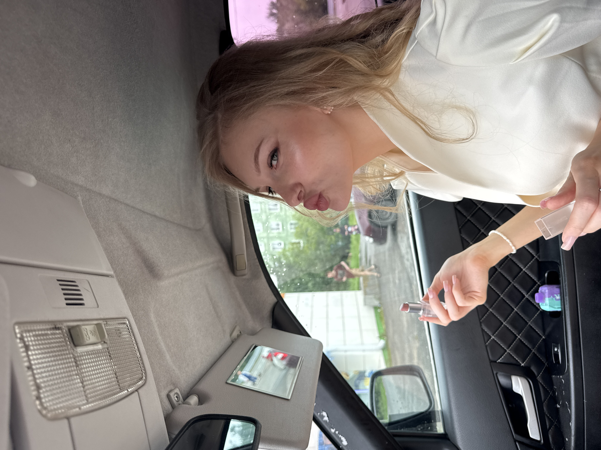 Quick touch-up in a parked car, Perm