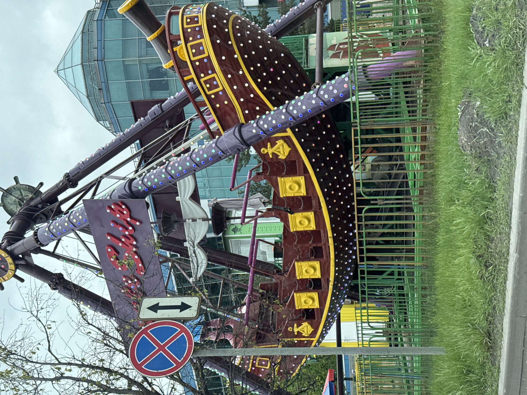 Carnival ride operates amid traffic congestion in Saint Petersburg