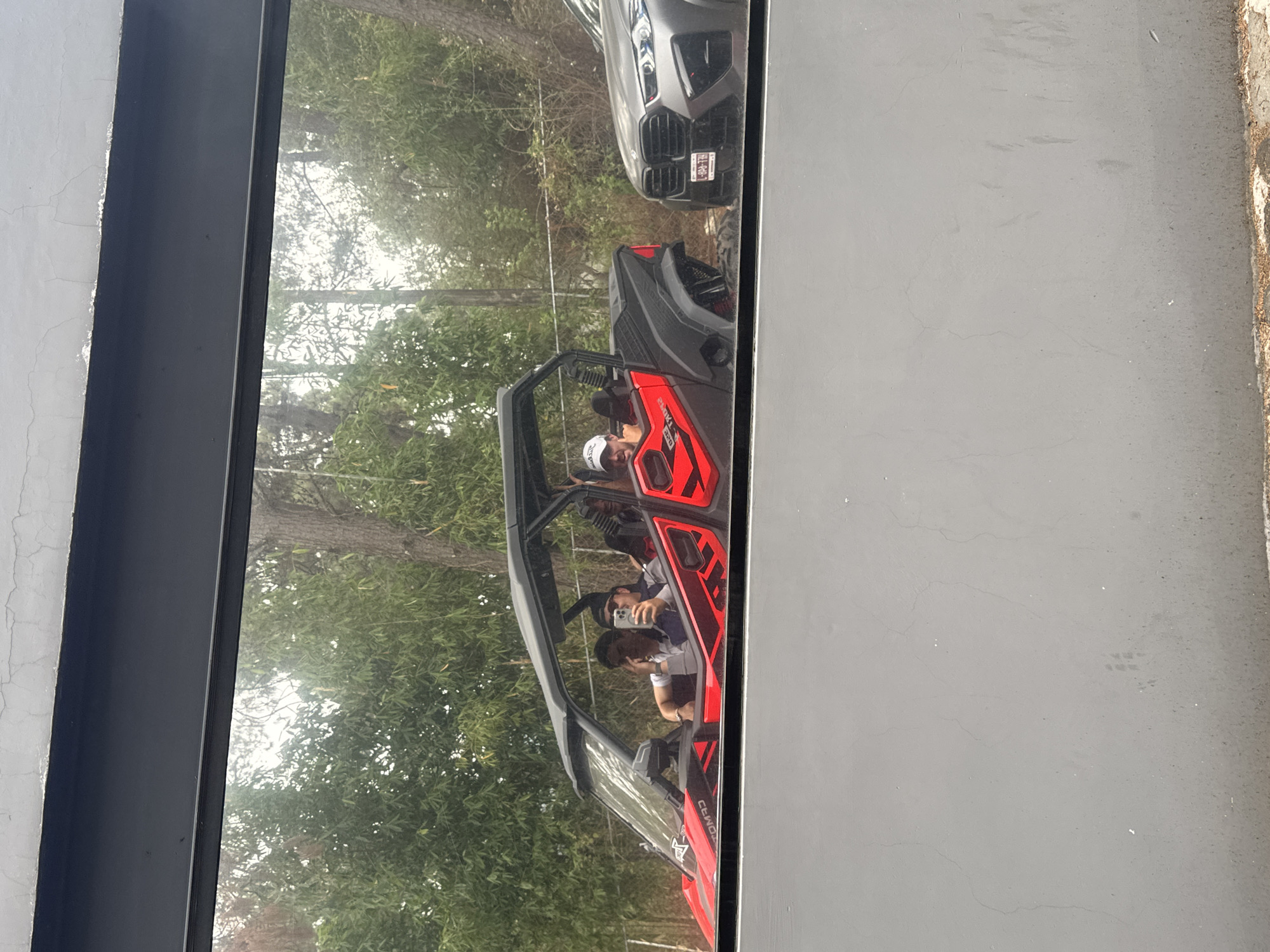 Off-road vehicle spotted in window reflection in Avandaro