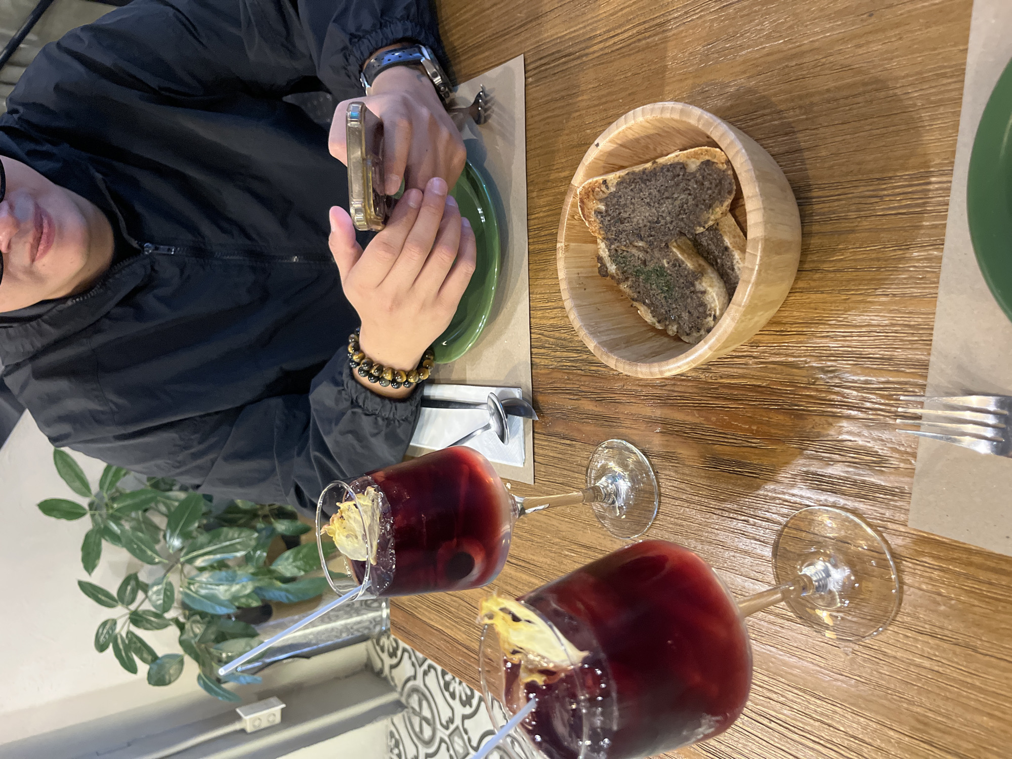 Late-night dining and wine toasting captured at San Andrés Cholula restaurant