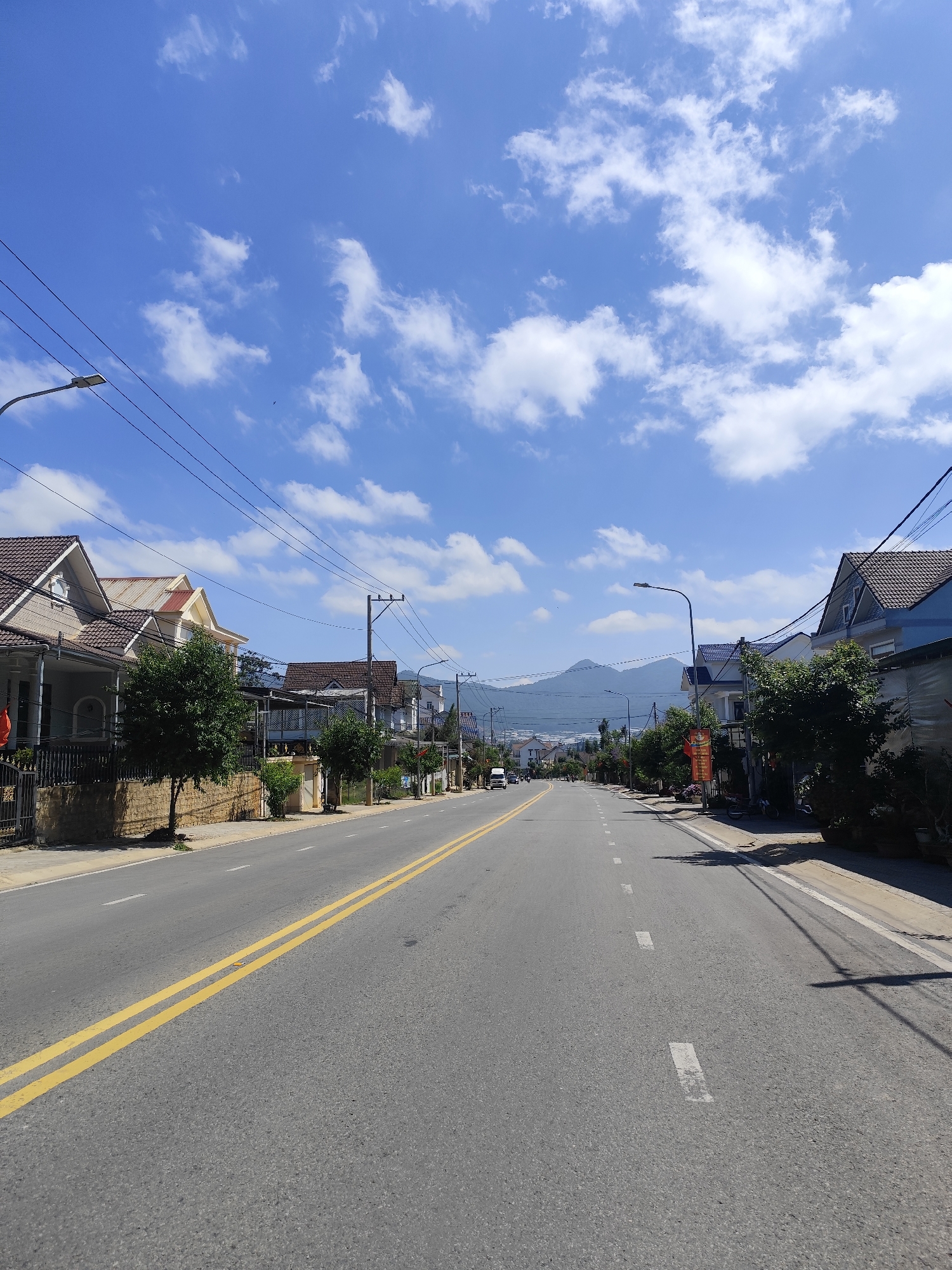 Peaceful residential street captured in Lạc Dương, Vietnam