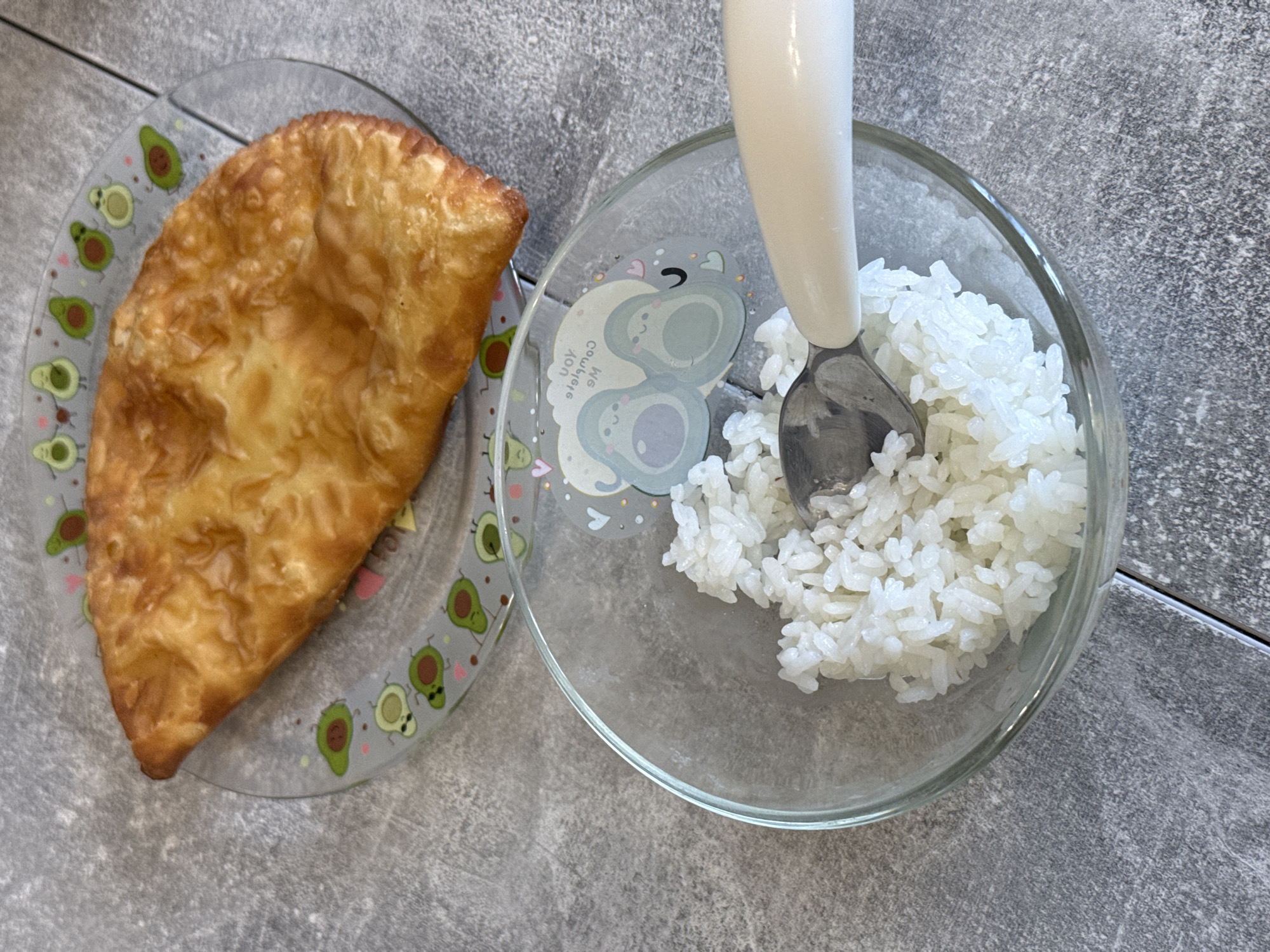 Morning meal and home details in a Lyubertsy apartment