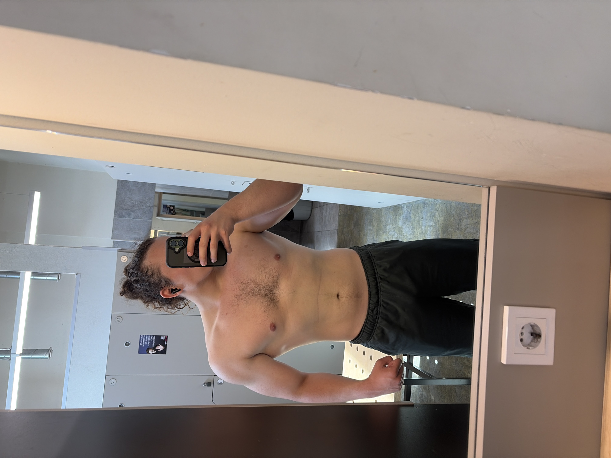Man takes gym selfies in Plovdiv fitness center