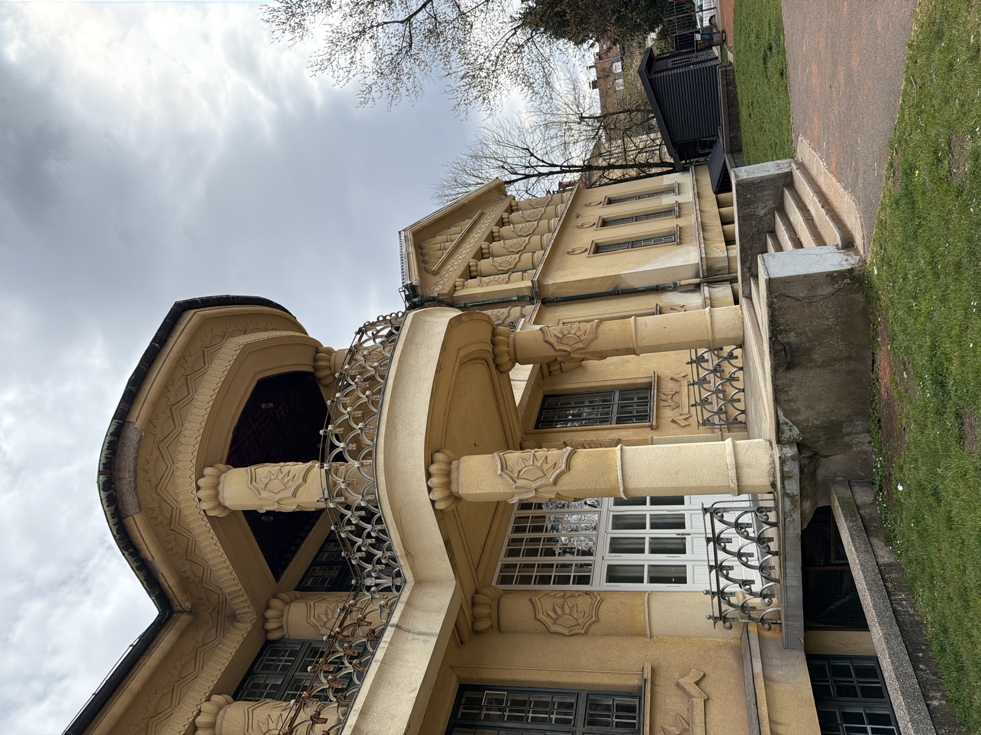 Spring blooms and historic architecture captured in Ljubljana