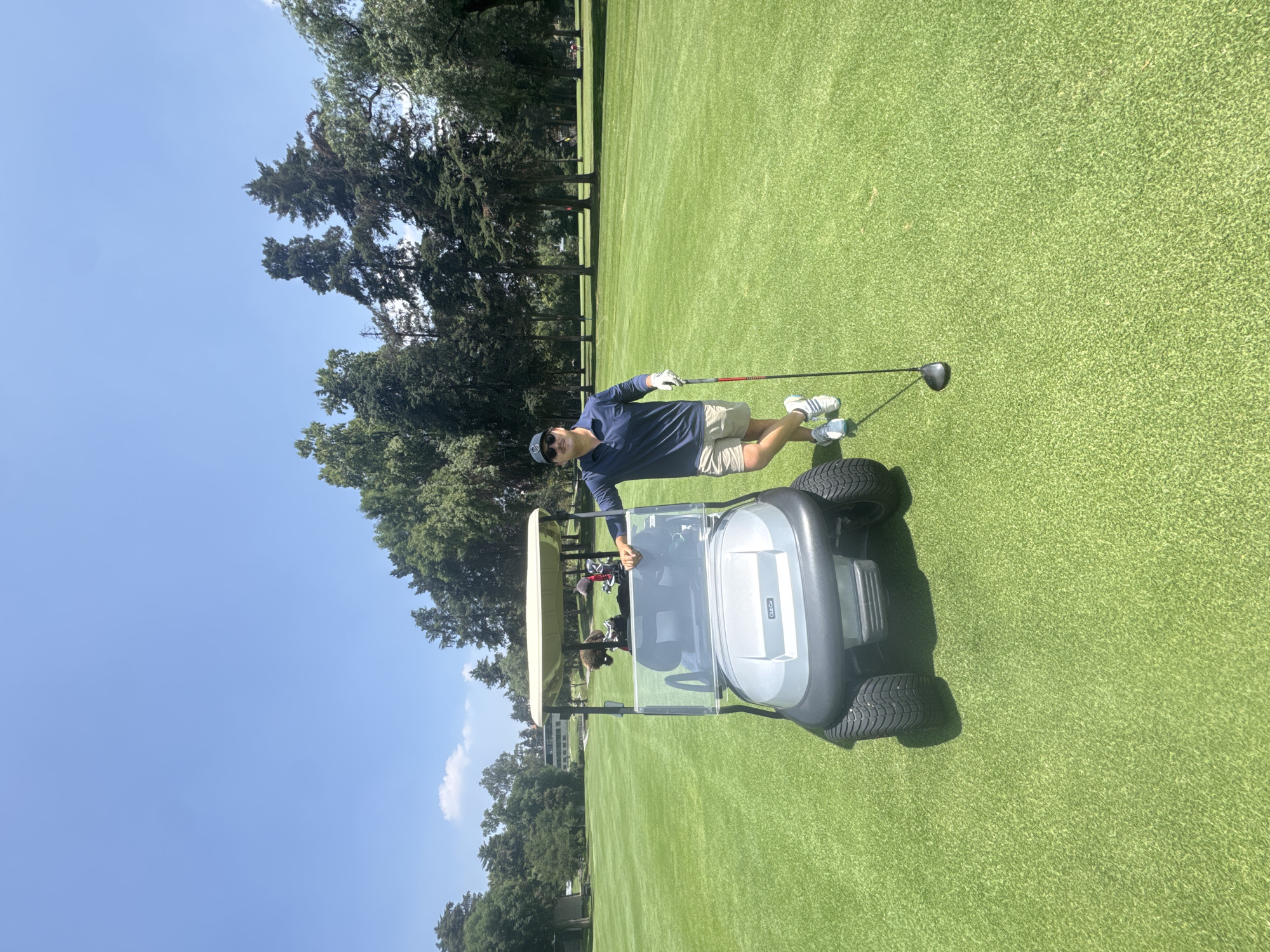 Golfer pauses by cart on Tlalnepantla course