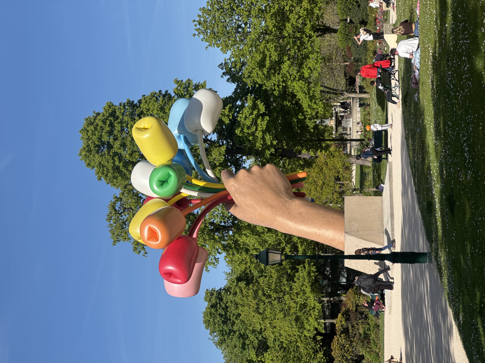Visitor captures selfie at Tuileries Garden balloon sculpture