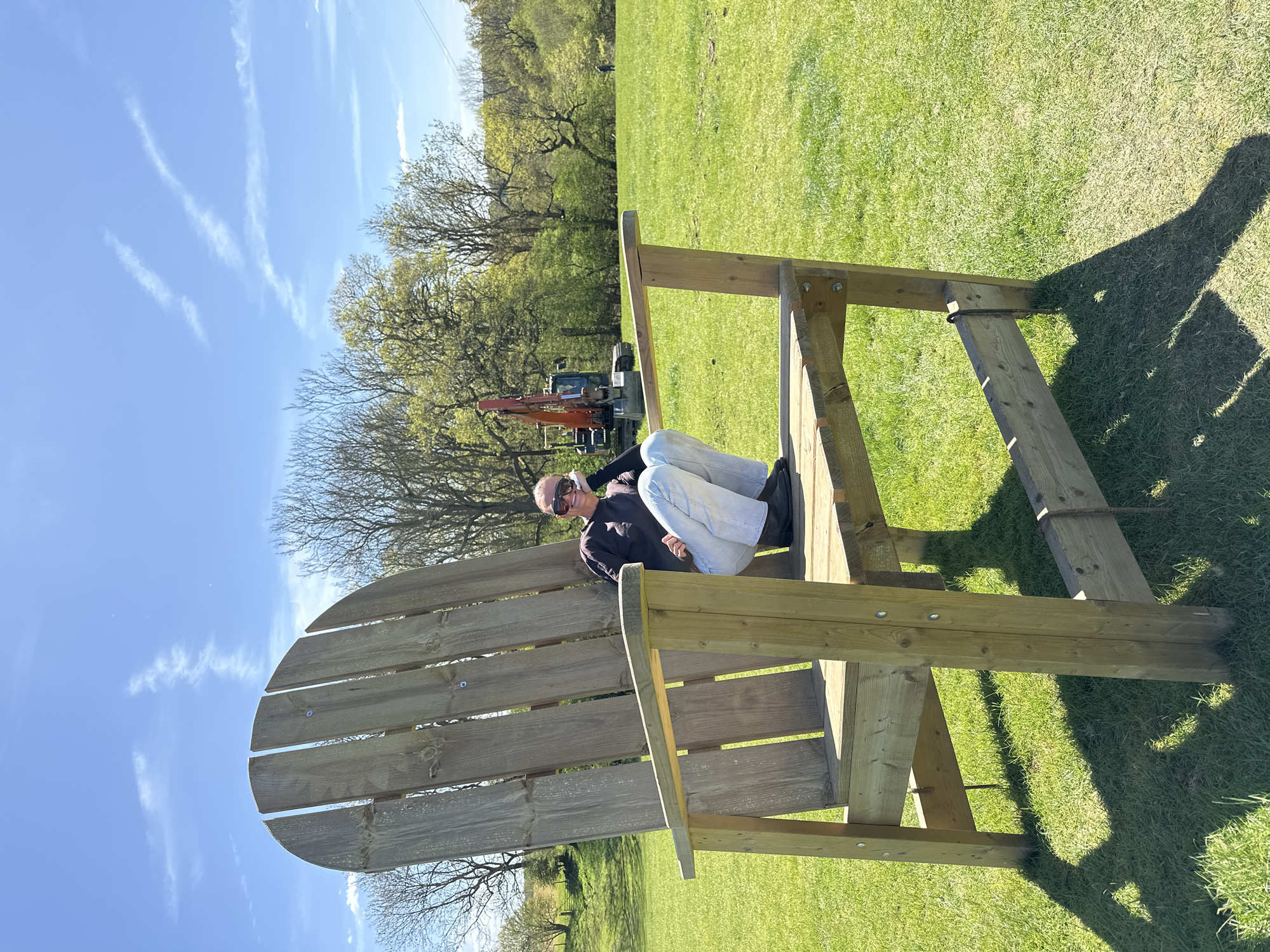 Sunday afternoon leisure activities observed in Sevenoaks park area