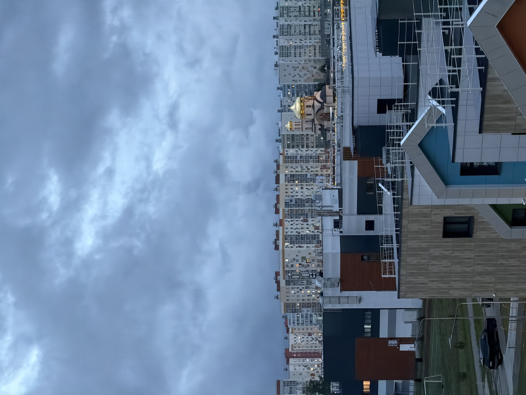 Nizhnekamsk at dusk: city views and a Scottish Fold cat