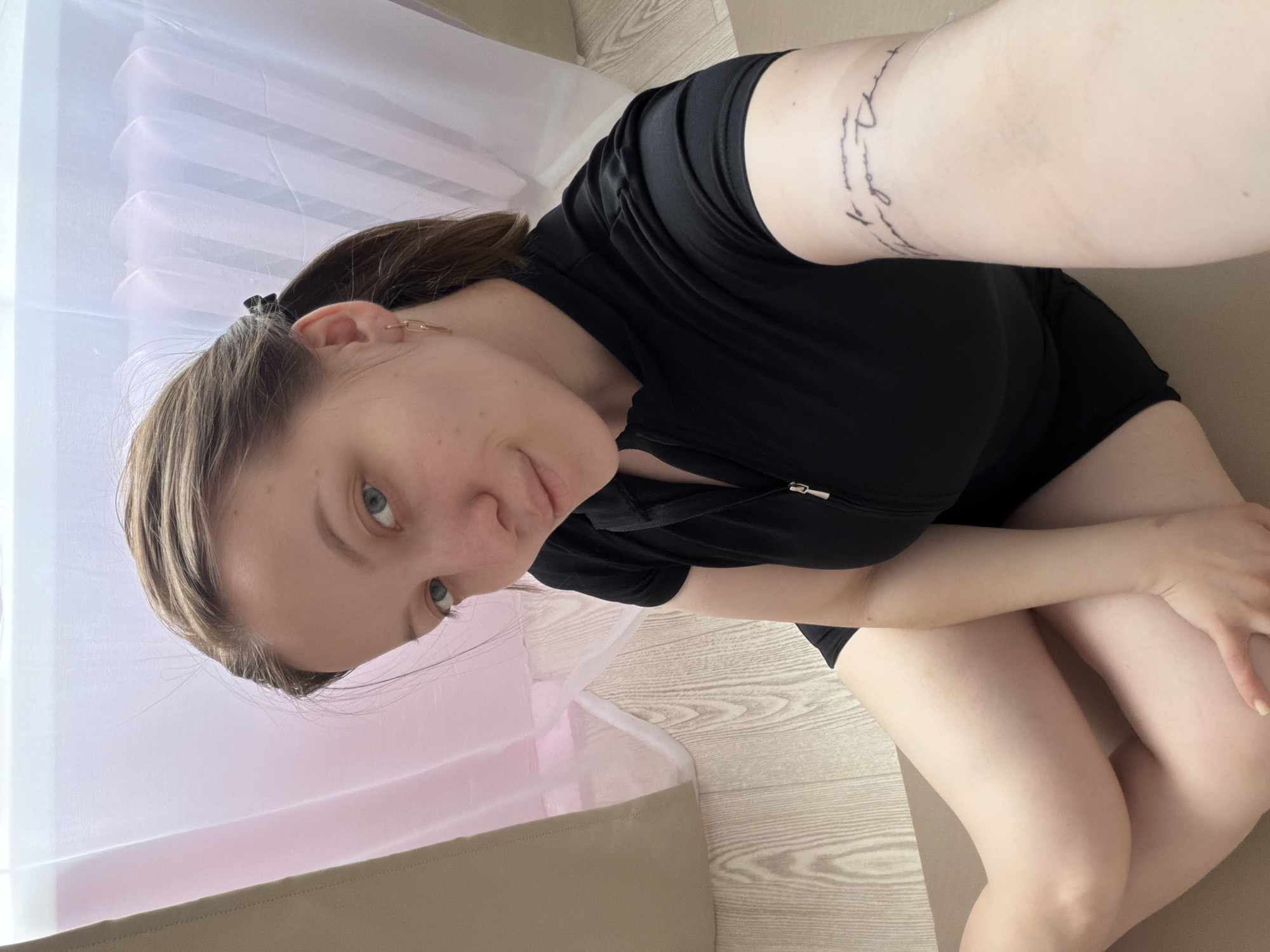 Woman documents morning workout routine in Reshetnikovo home