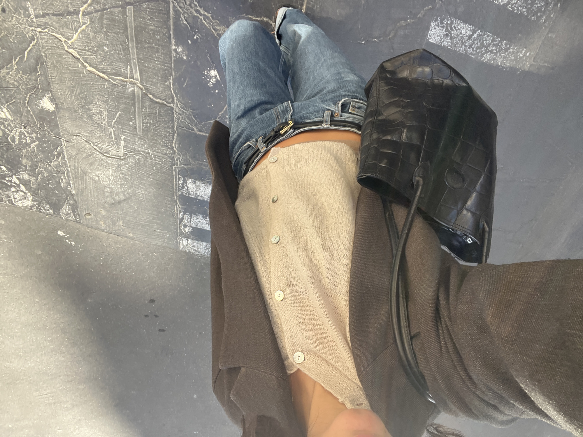 Woman captures minute-long selfie session on Paris street