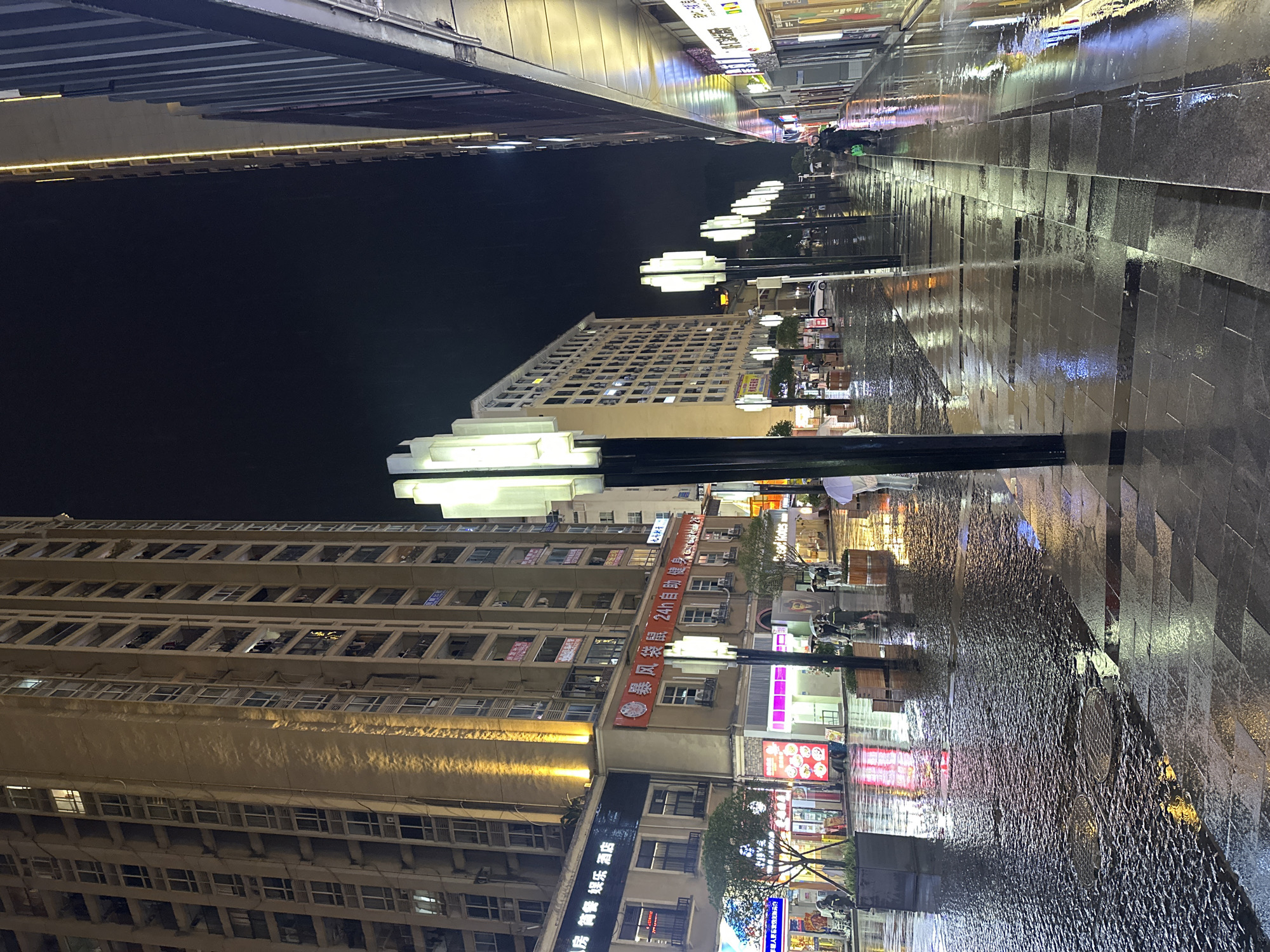 Rainy evening scenes documented in Chongqing High-tech Zone