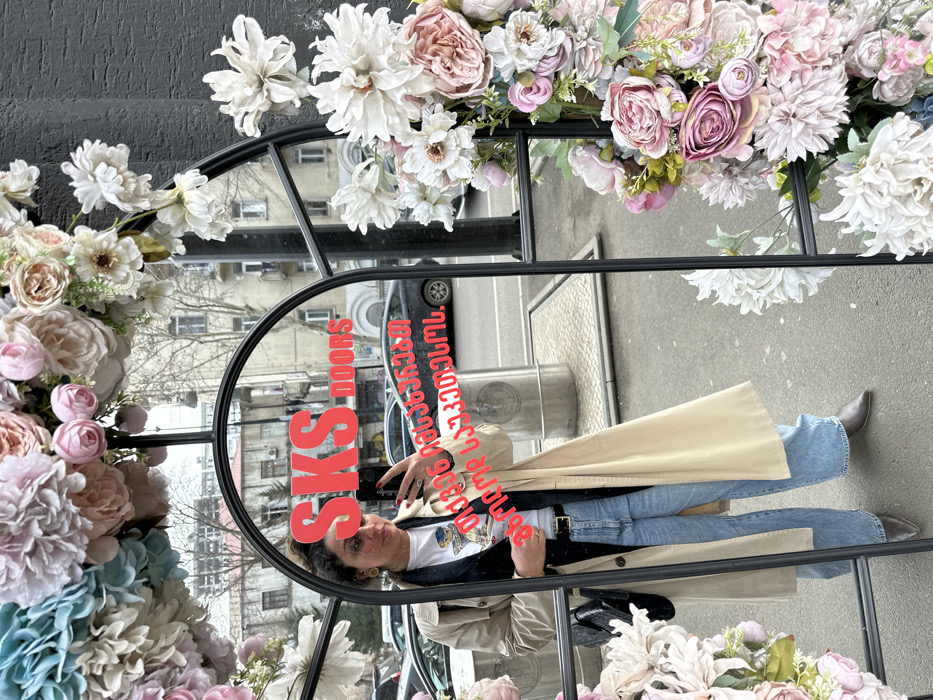 Decorative street mirror draws selfie-takers in Tbilisi