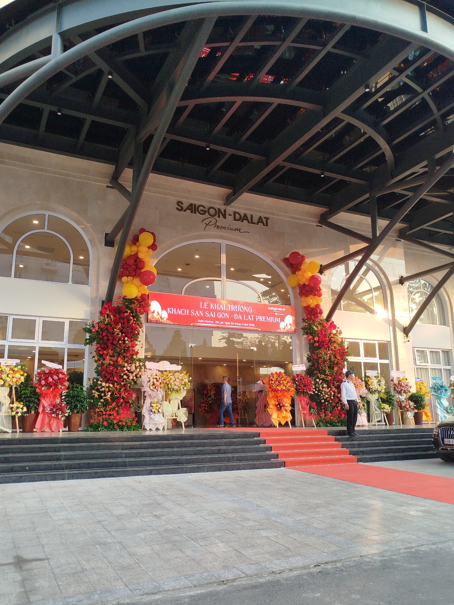Hotel opening and daily street life documented in Da Lat