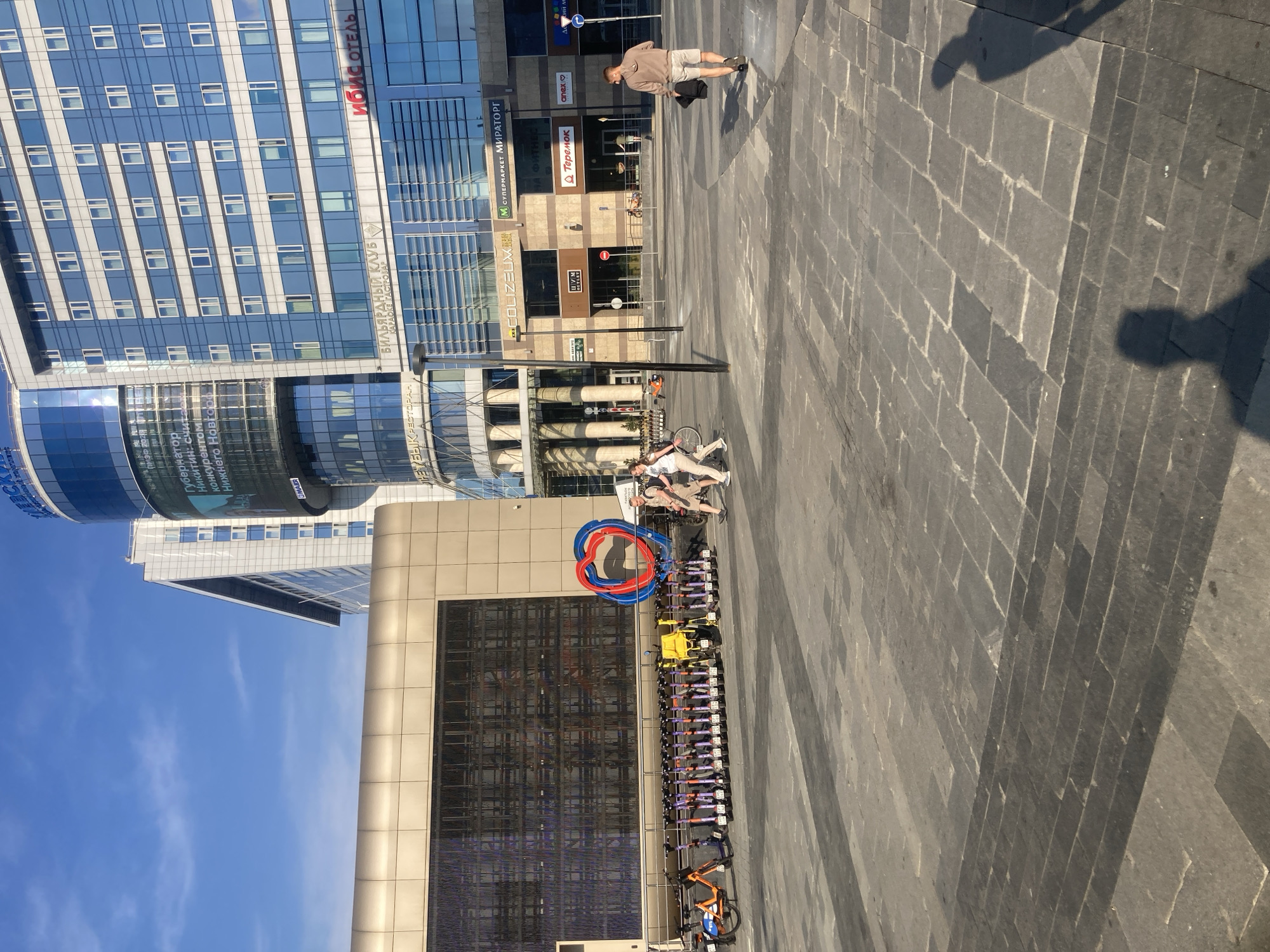 Morning walkthrough captures everyday Moscow scenes over three hours