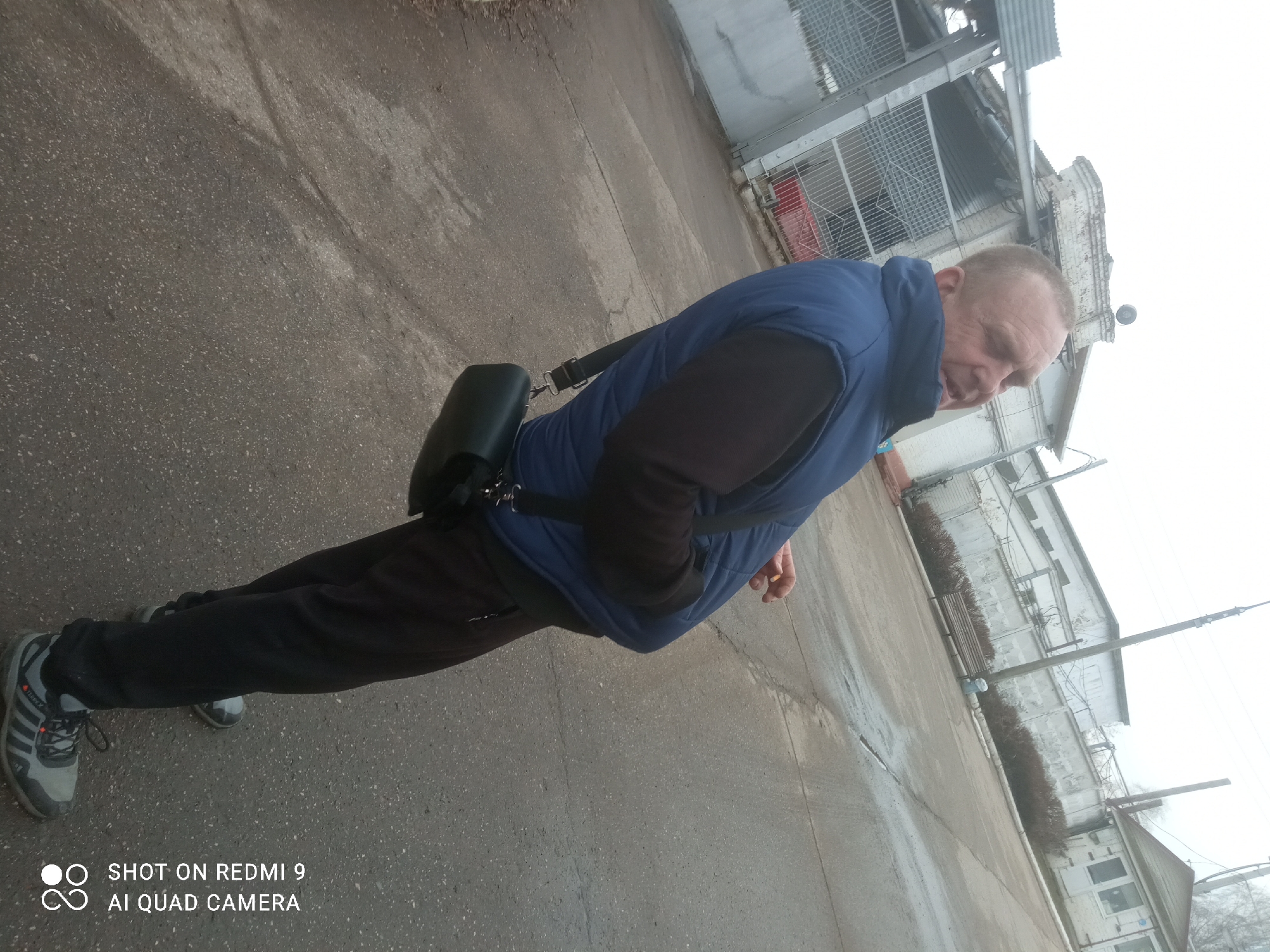 Man in blue vest observed in Chaikovsky urban area