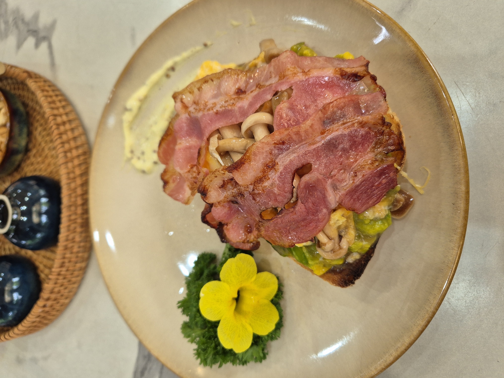 Avocado toast and tea service at a Đà Nẵng café