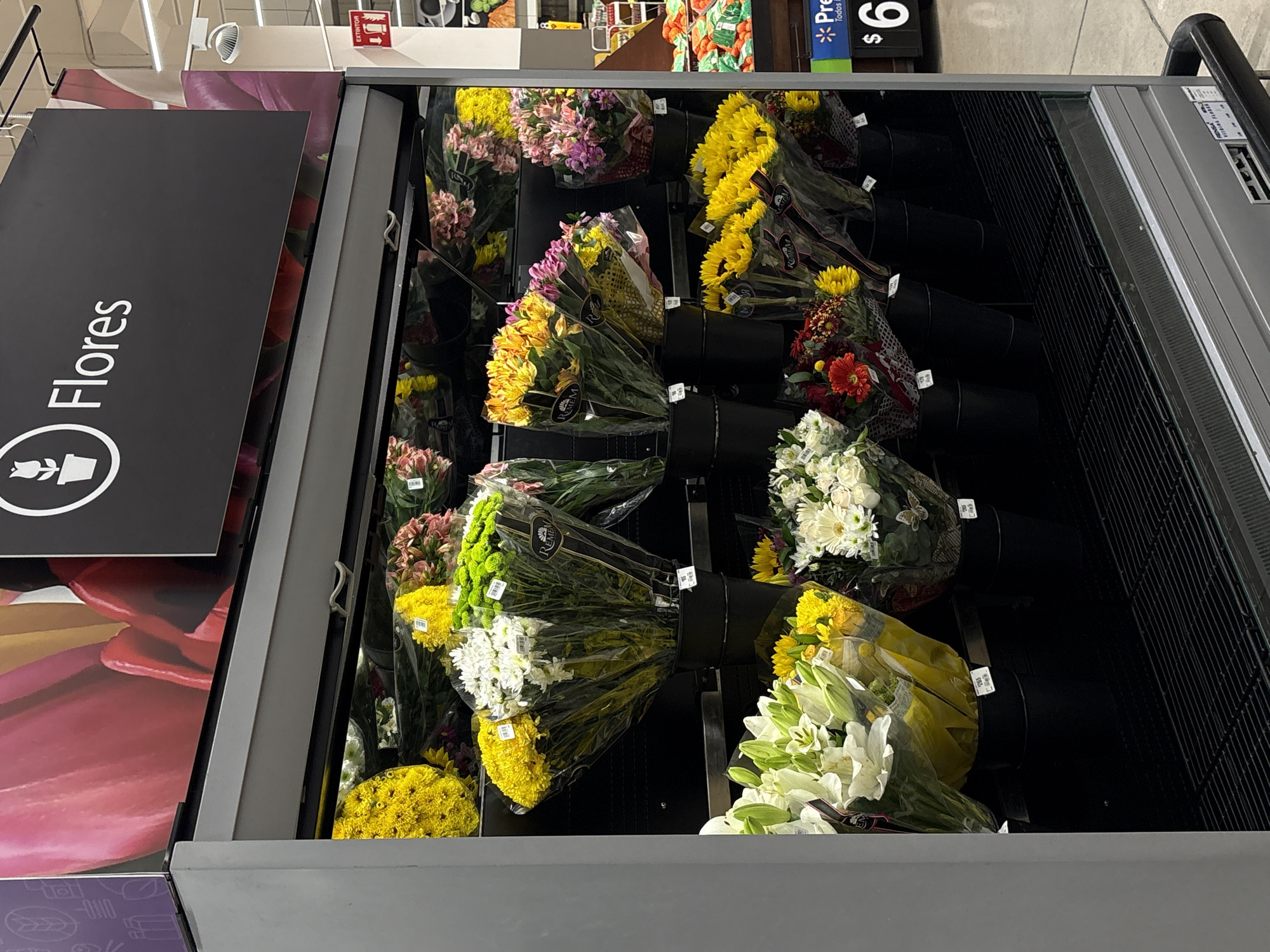 Shopper documents evening Walmart visit in Mexico with photos