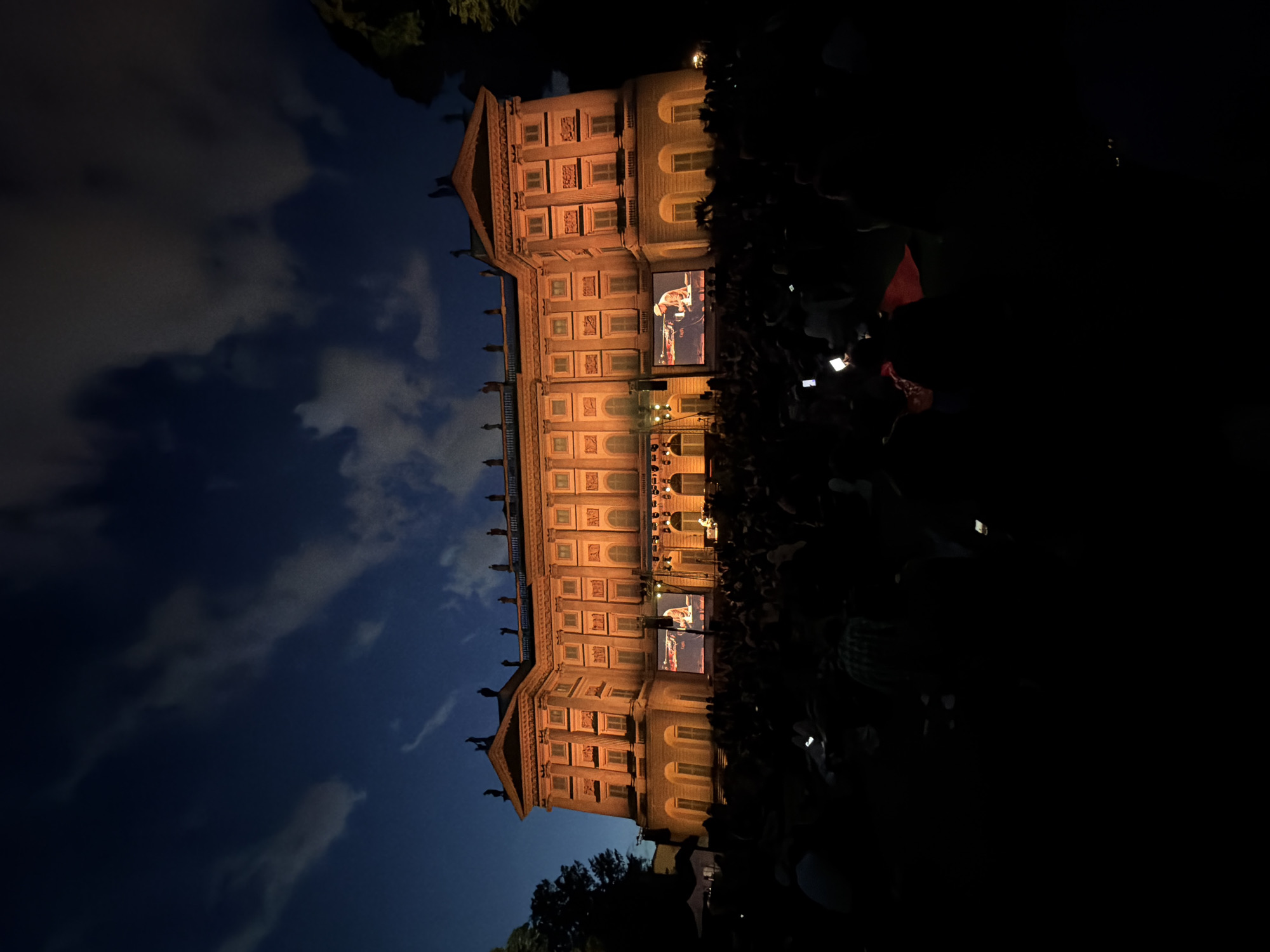Outdoor piano concert draws crowd in central Milan
