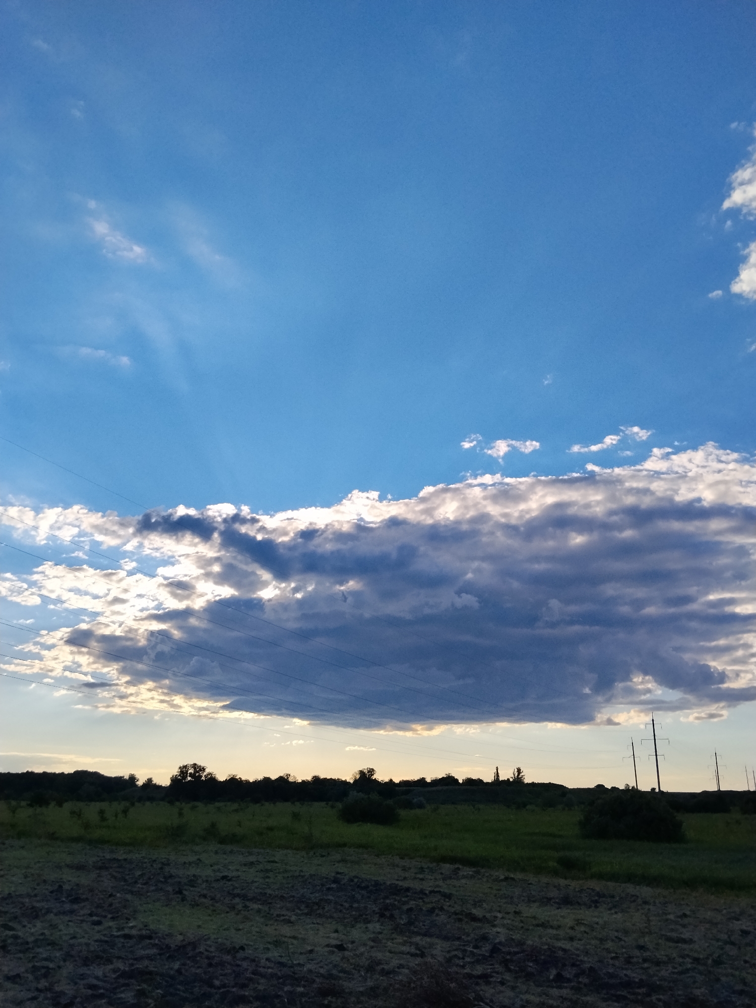 Sunset unfolds over rural fields and skies in Ustyvytsia