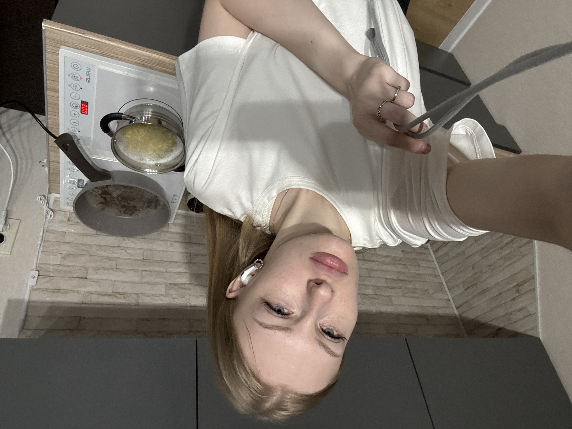 Afternoon mirror selfie session in a Perm bathroom, July 2026