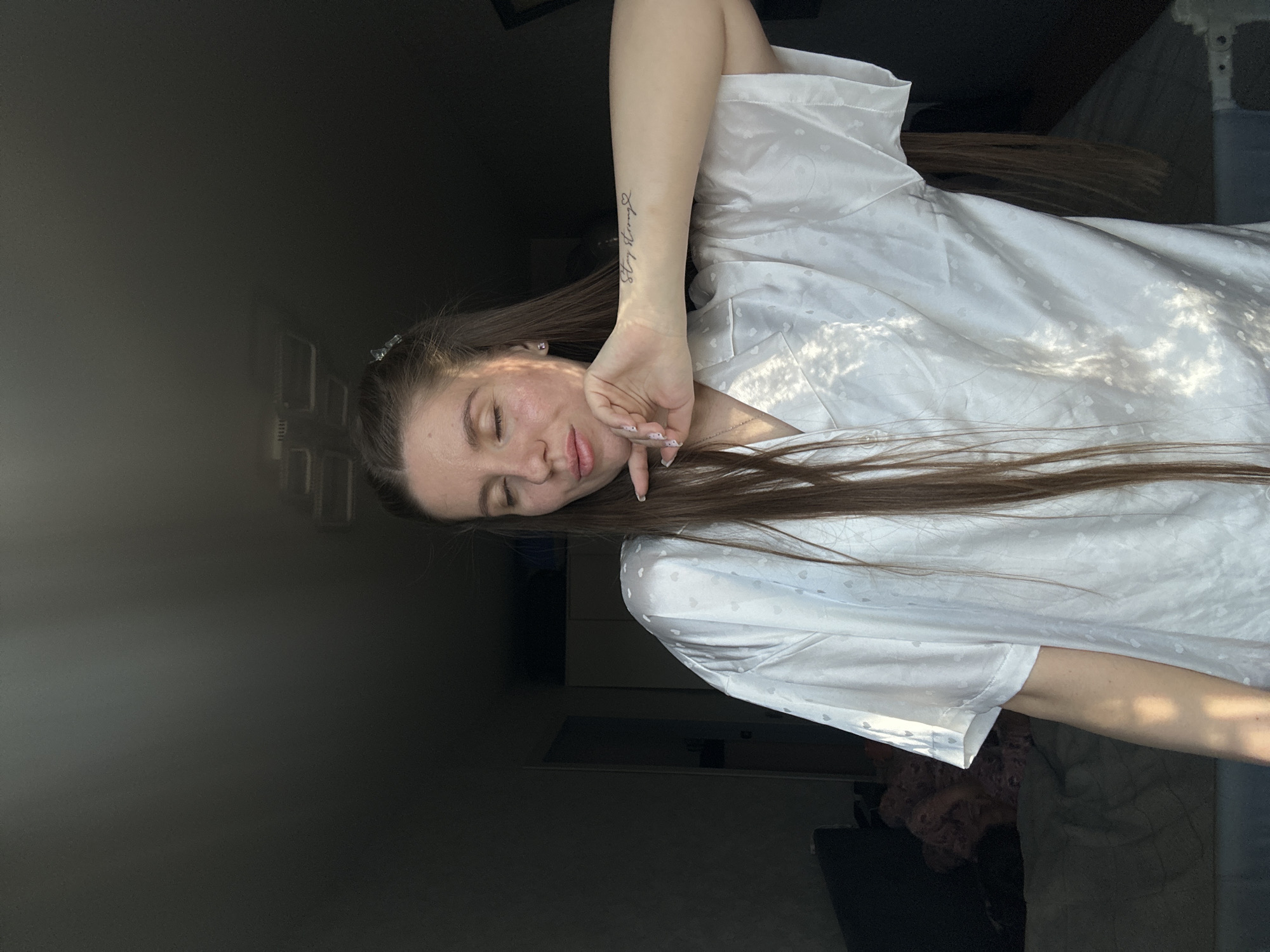 Woman documents casual afternoon moments in Klin home