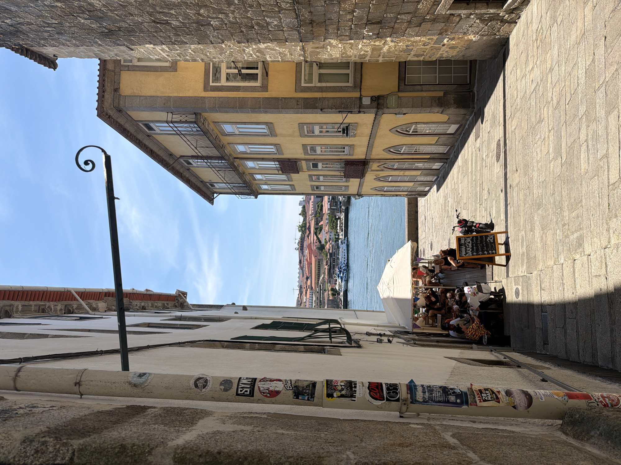 Midday street scenes captured in Vila Nova de Gaia