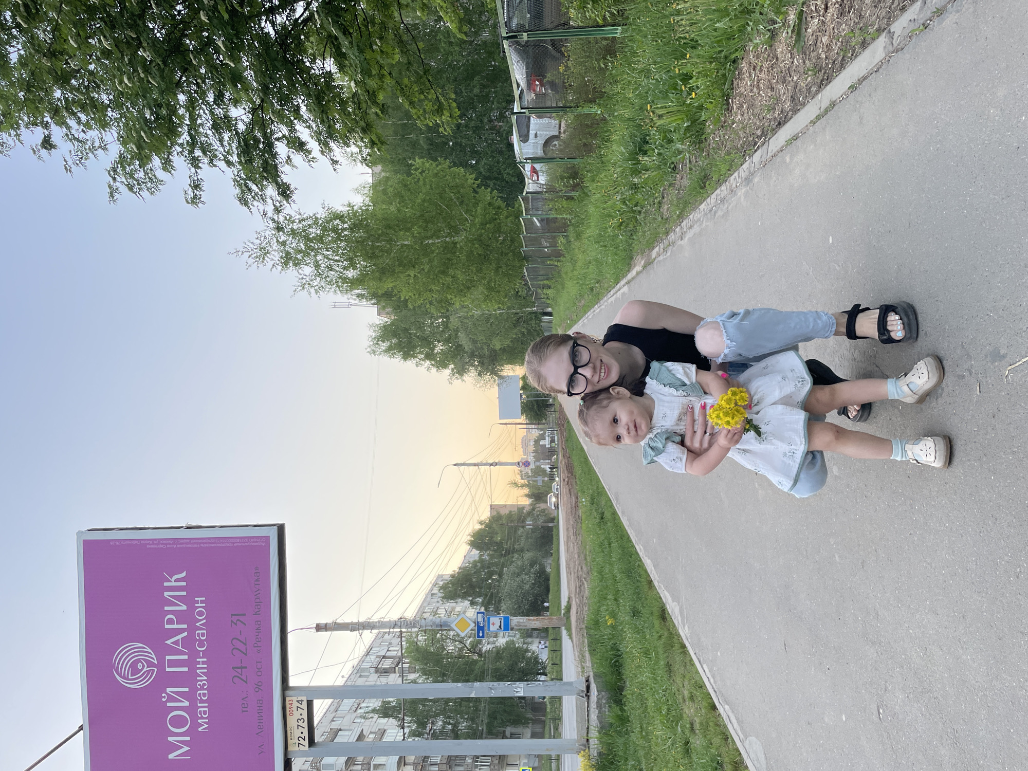 Family captures playful street moments during evening in Izhevsk
