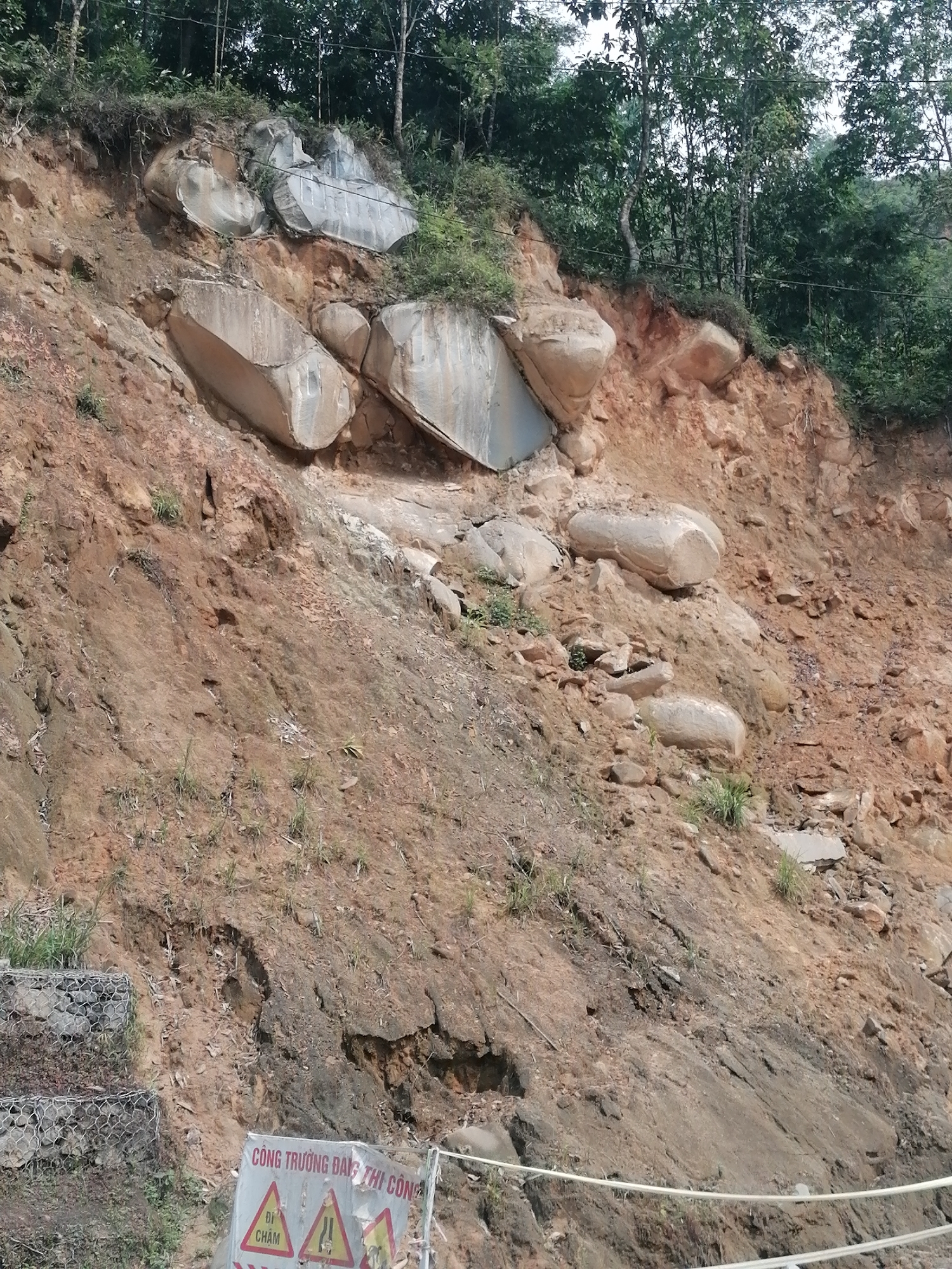 Landslide and market activity documented in Trung Chải, Vietnam