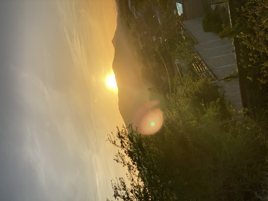 Family captures sunset moments across Venezuelan mountain towns
