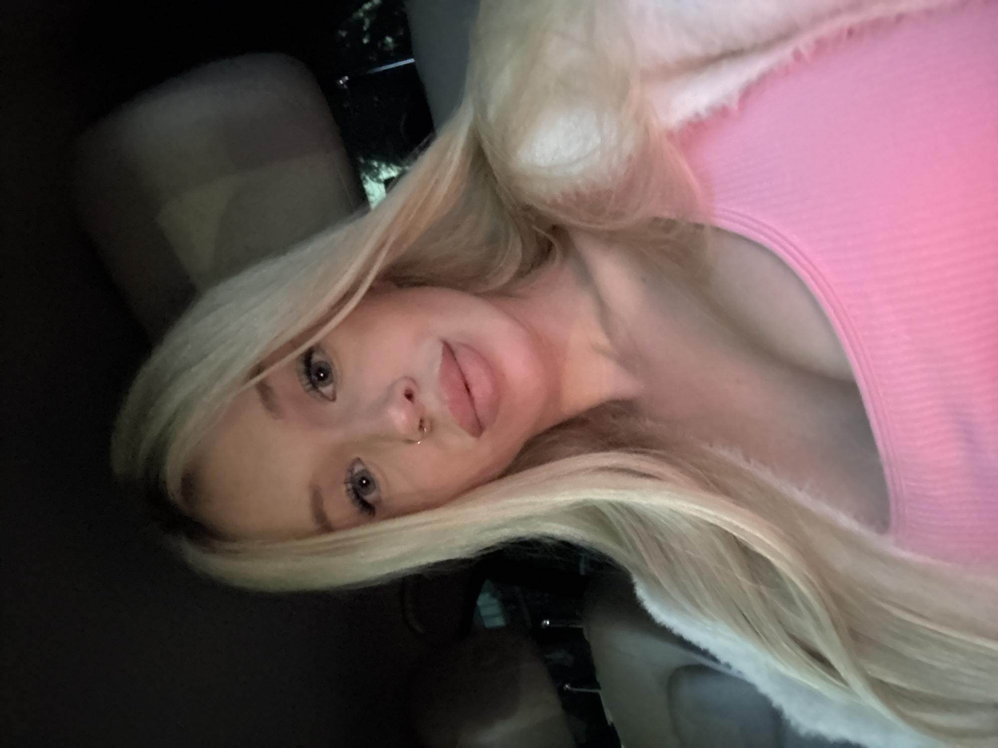 Evening car selfie in Saint Petersburg, pink top and white cardigan.