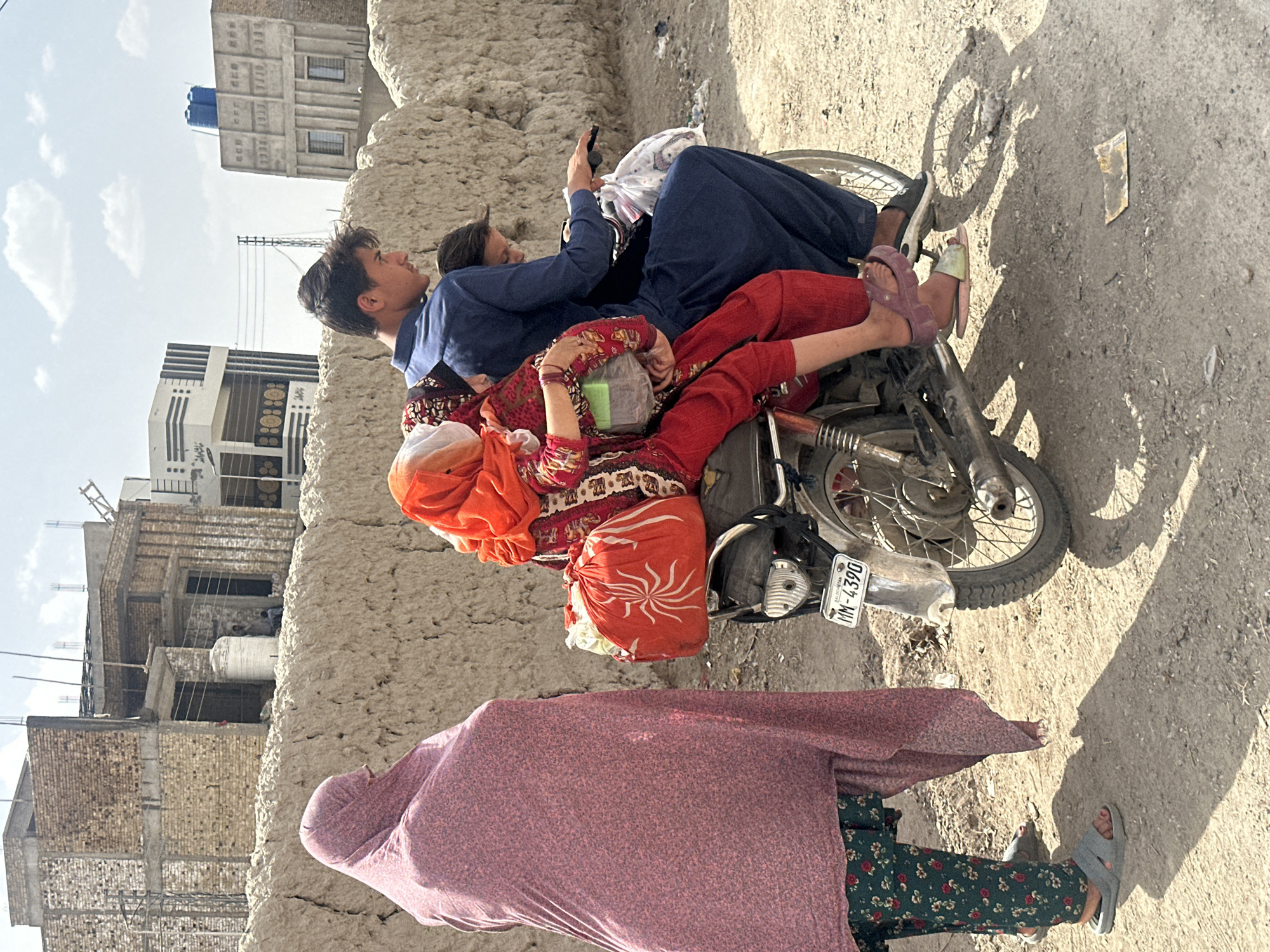 Family of three shares motorbike ride in Quetta