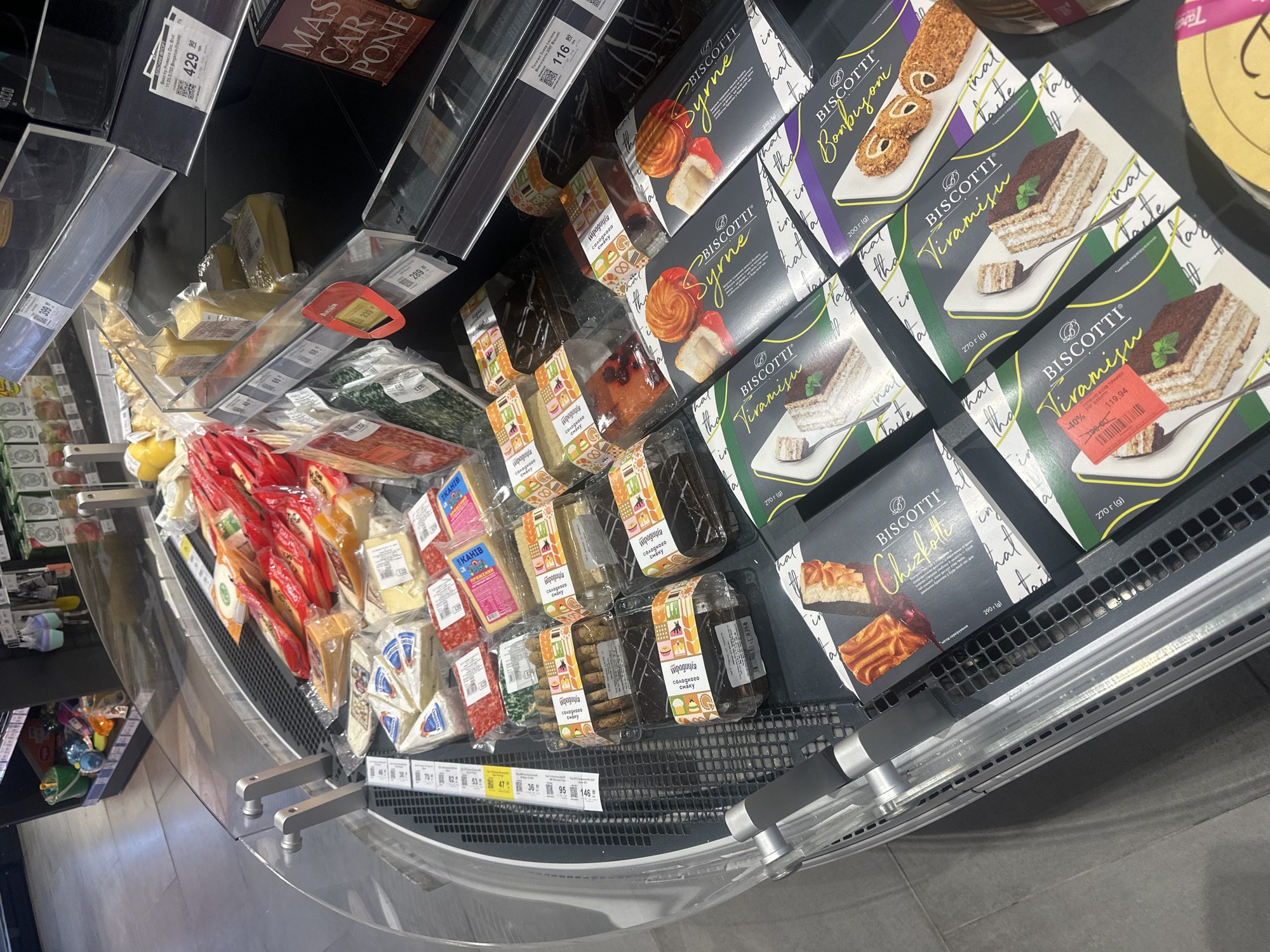 Routine grocery shopping and street scenes documented in Ternopil