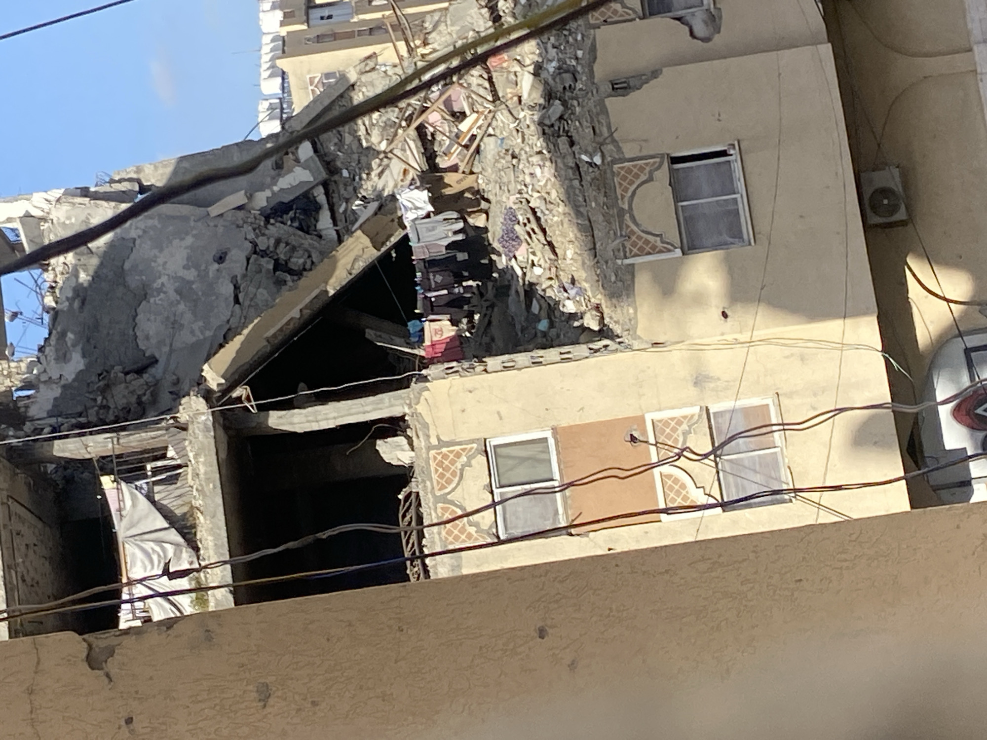 Widespread building damage documented in Khan Yunis, children collecting water