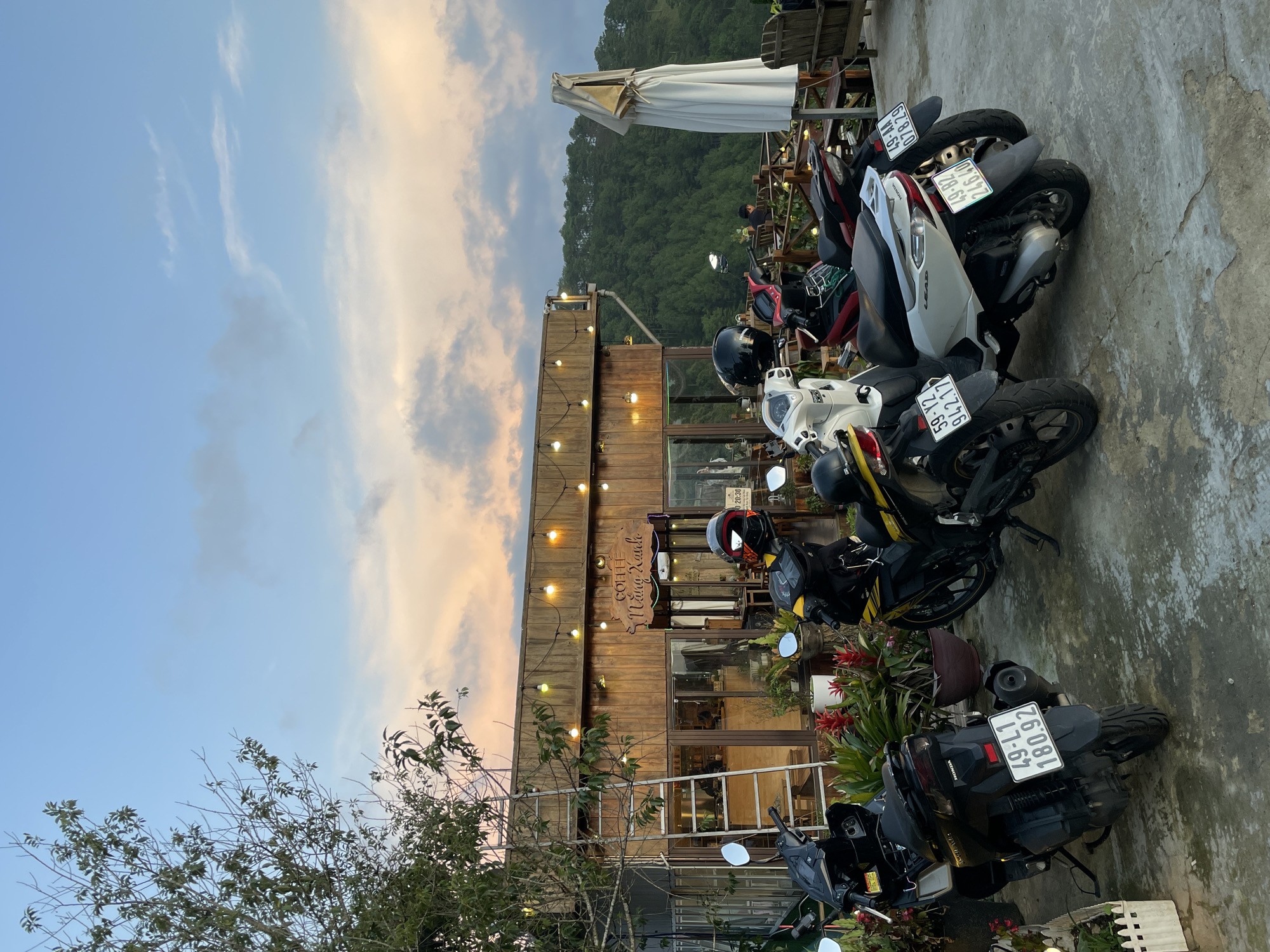 Tourist captures sunset mountain views during Đà Lạt Vietnam visit