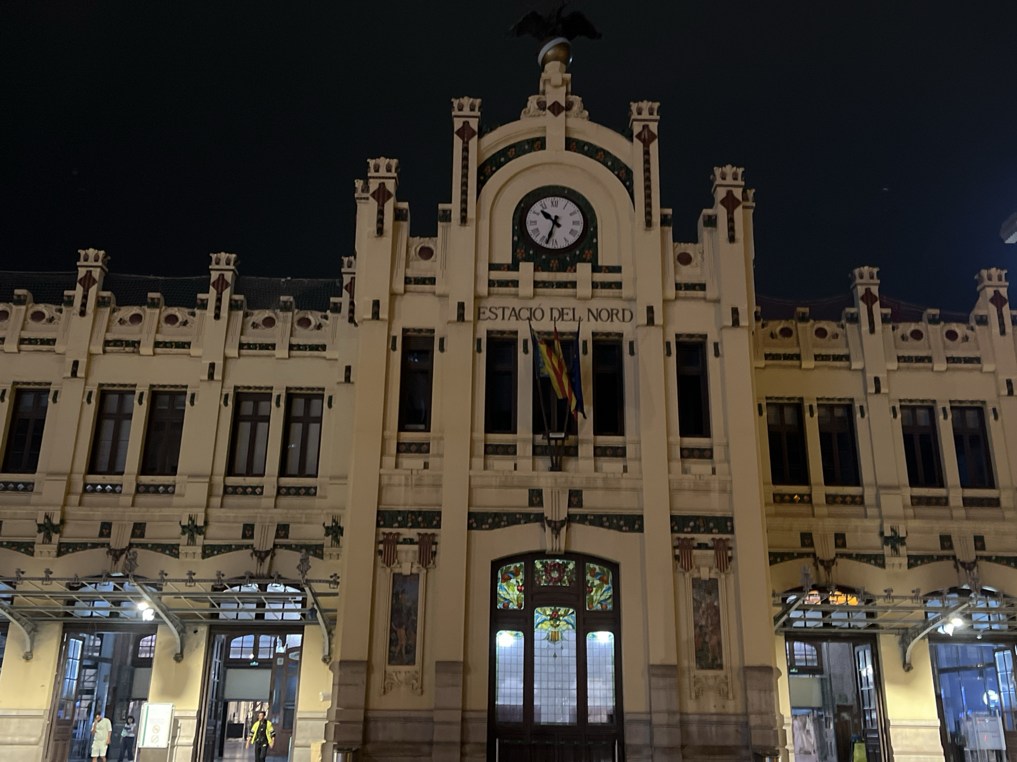 Evening architectural tour captured across València landmarks in three minutes