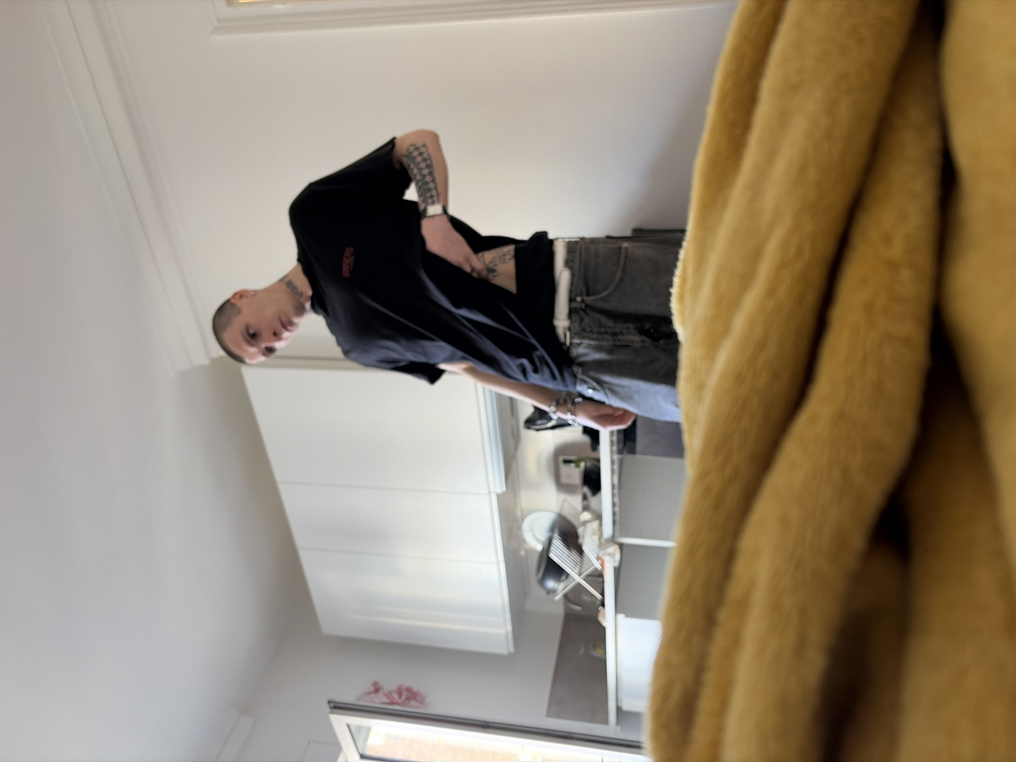 Apartment life documented over four hours in Paris