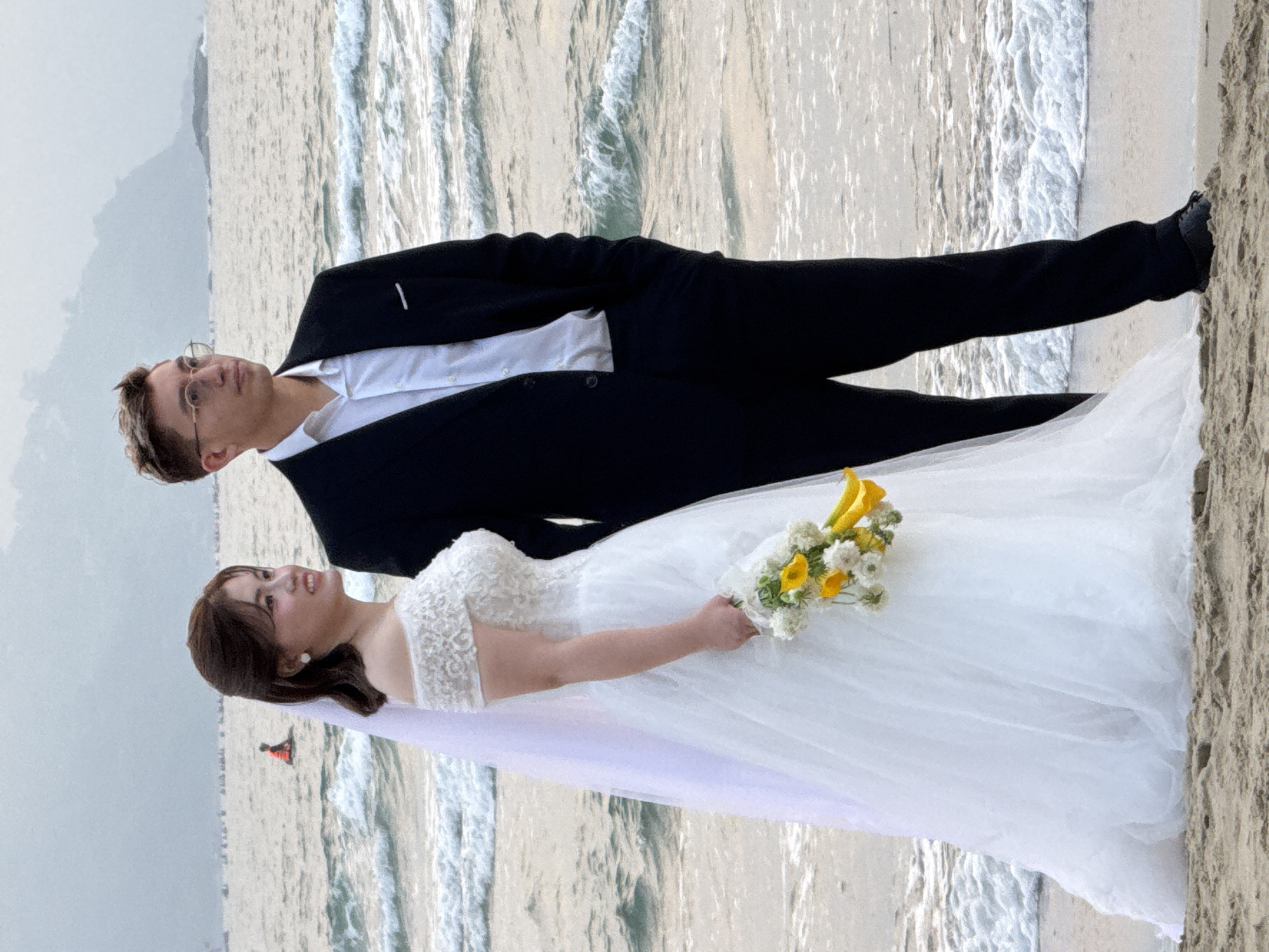 Beach wedding ceremony captured in Đà Nẵng, Vietnam