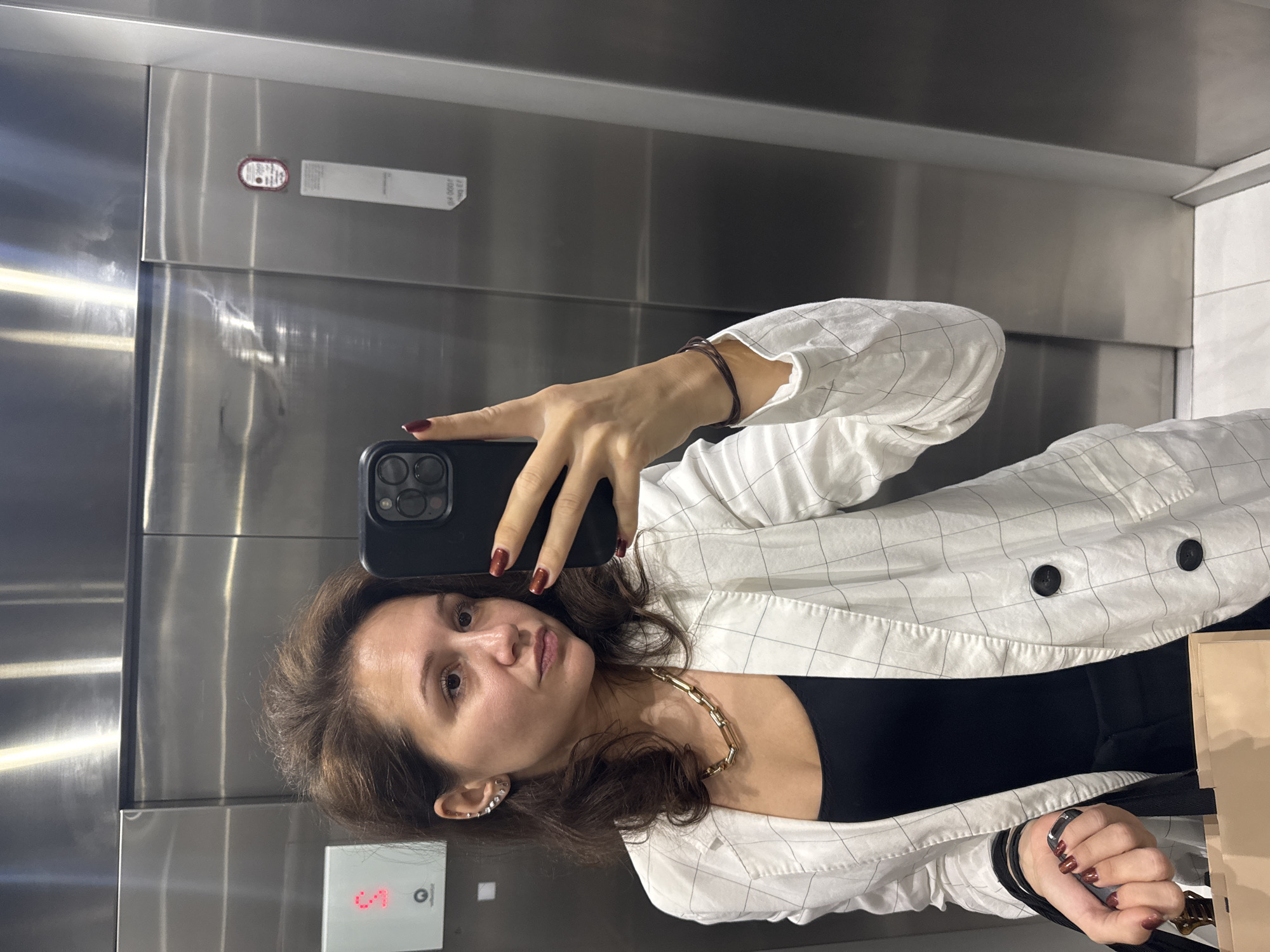 Woman takes elevator selfies in Dubai early morning